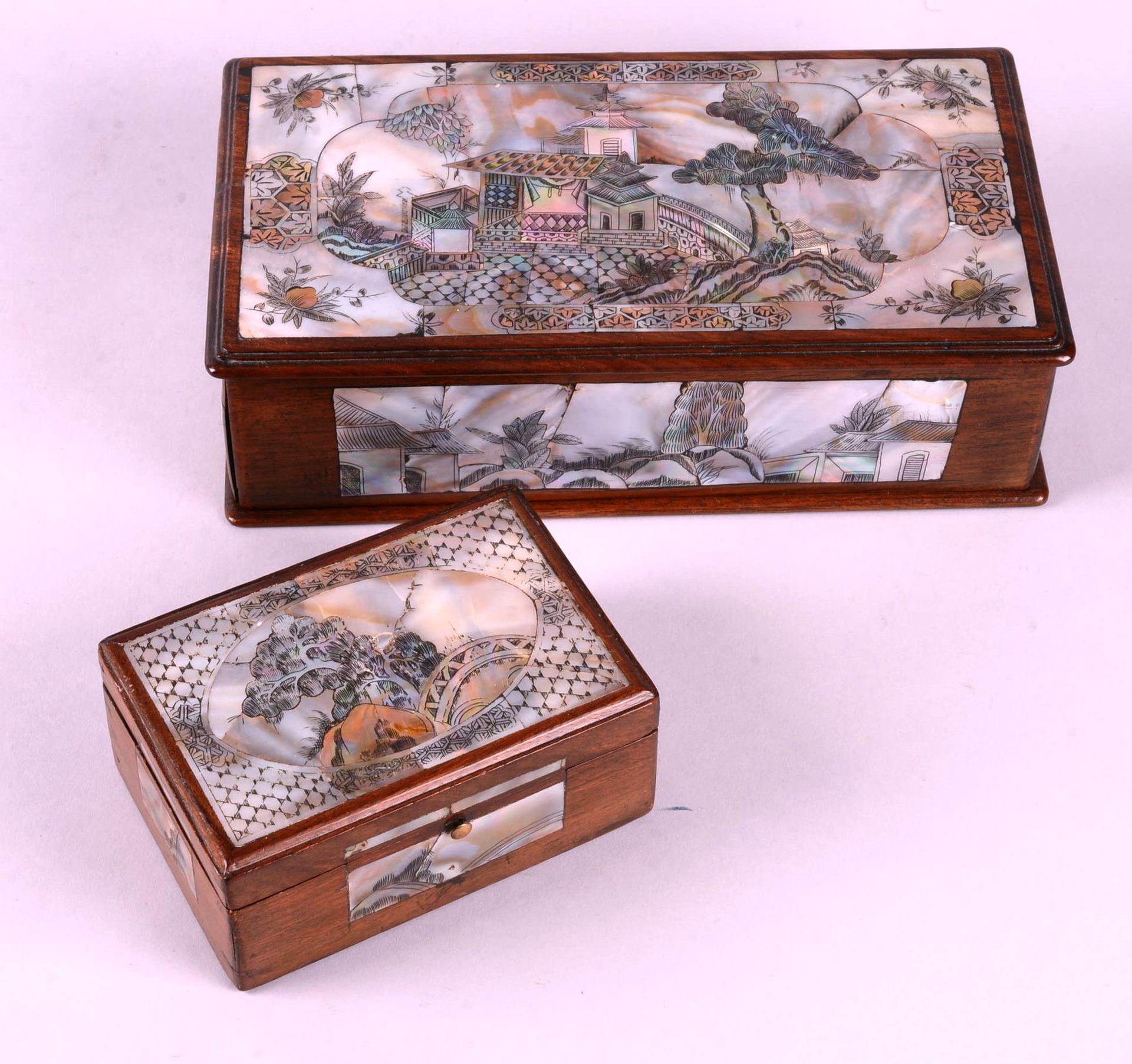 Deux boîtes de Chine CHINE, suite de deux boîtes en bois décorées d'incrustation&hellip;