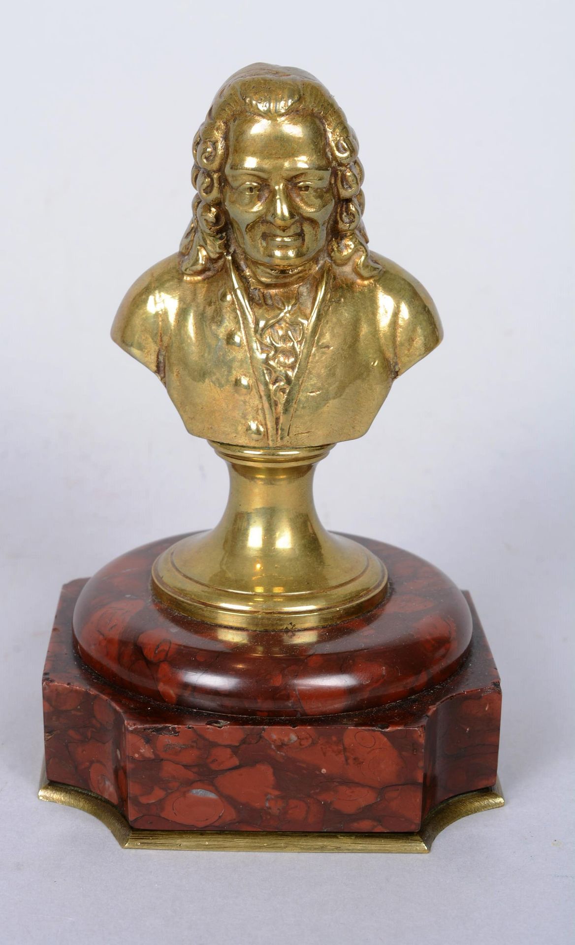 Voltaire buste en bronze doré VOLTAIRE (1694 - 1778), buste en bronze doré, débu&hellip;