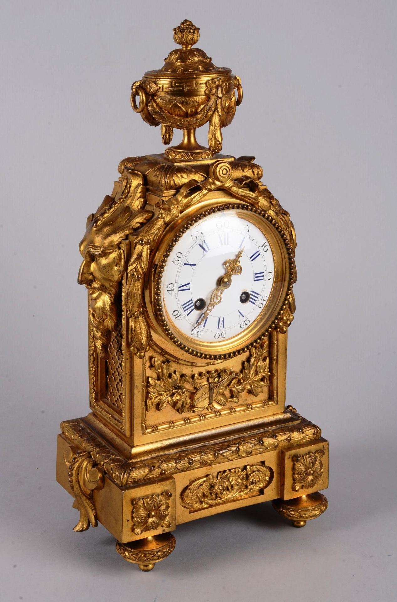 Pendule en bronze doré de style Louis XVI. Pendule en bronze doré de style Louis&hellip;