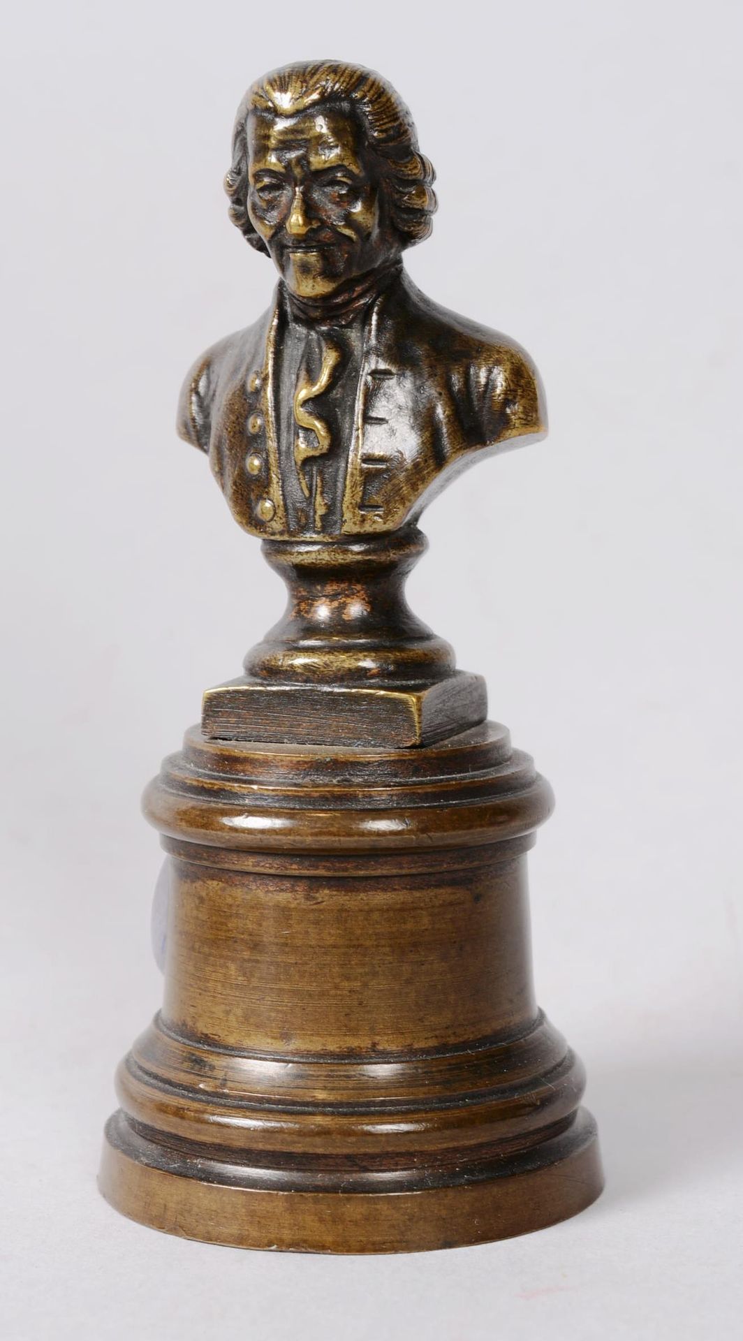 VOLTAIRE, buste ne bronze VOLTAIRE (1694 - 1778), buste en bronze sur socle à pa&hellip;