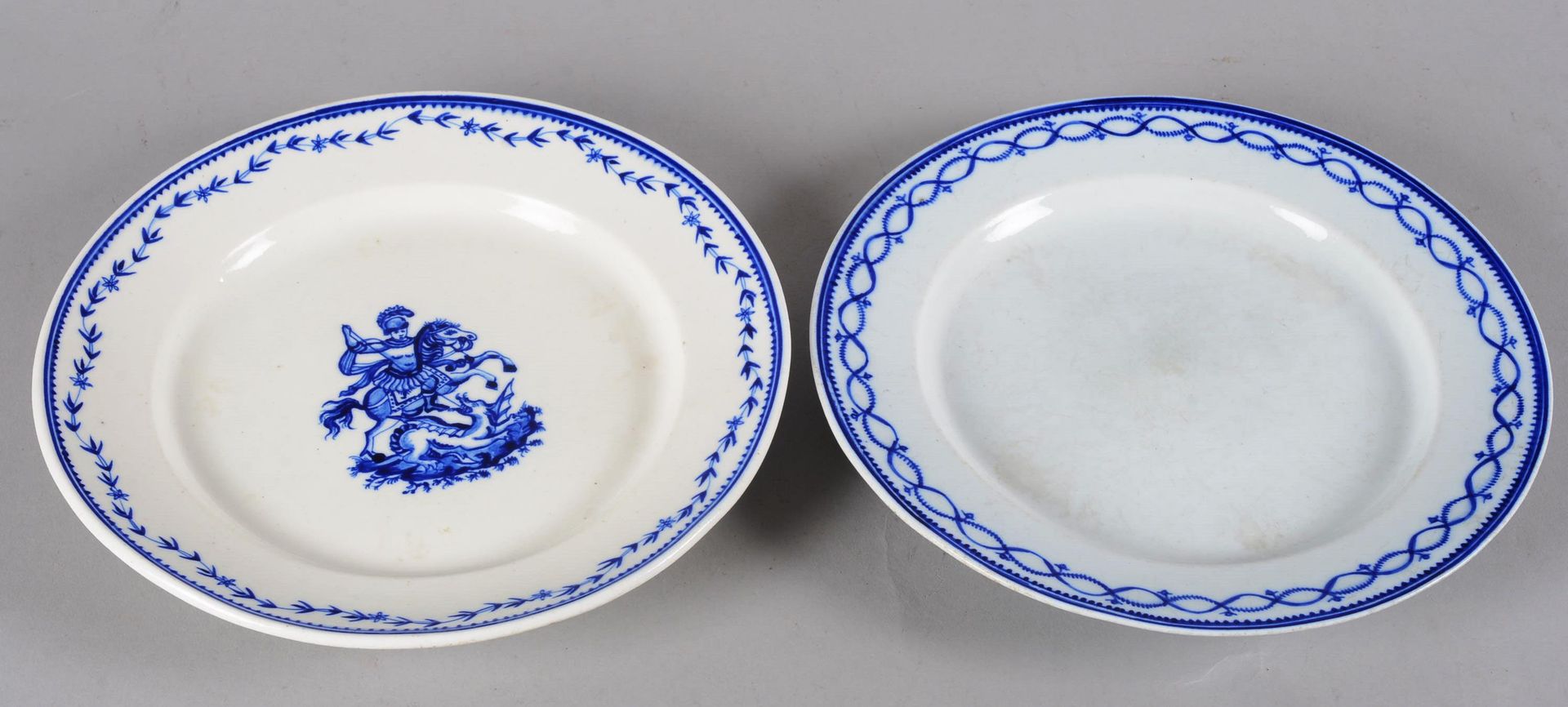 TOURNAI : deux assiettes. TOURNAI

Un piatto di porcellana di Tournai decorato c&hellip;