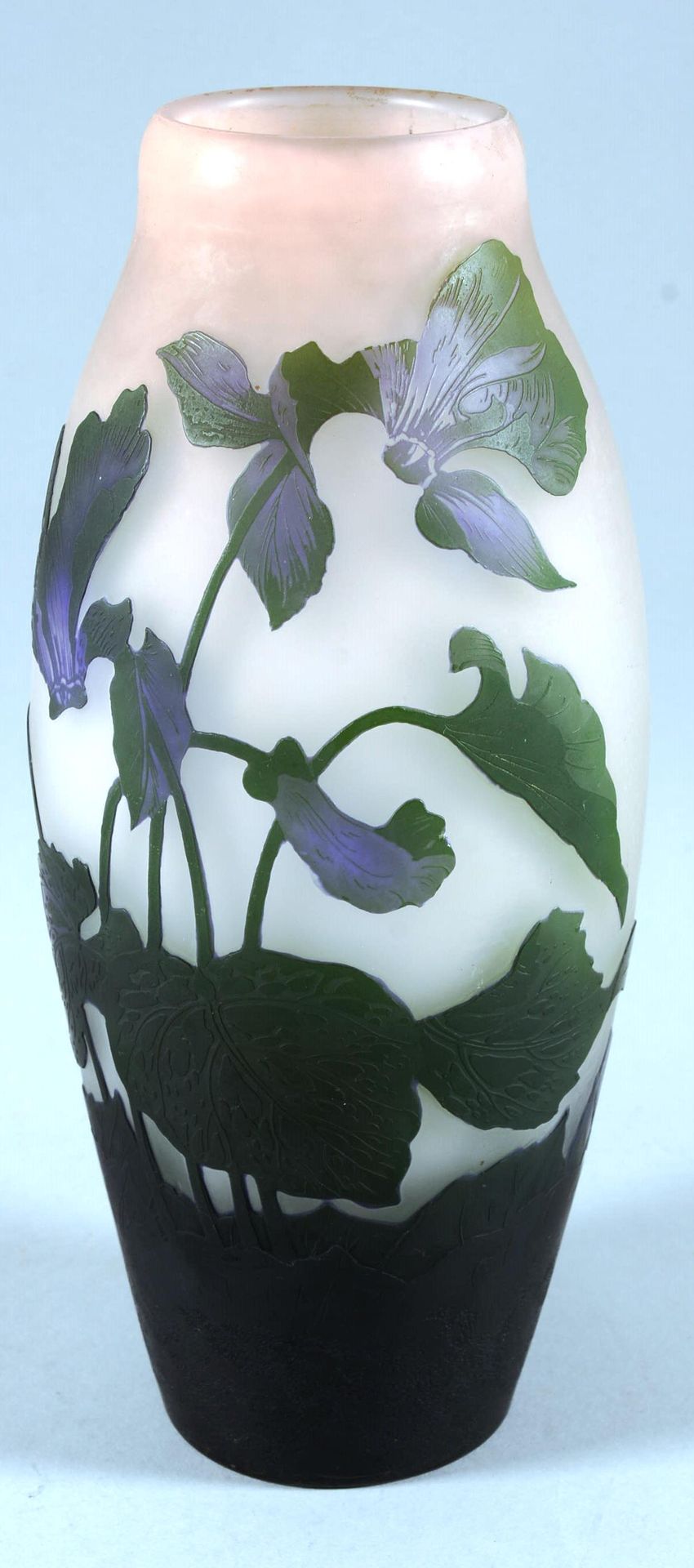 VASE ART DECO 装饰艺术风格的多层玻璃花瓶，灰白色背景上有绿色和紫色鸢尾花的酸蚀装饰，签名：H: 30 cm