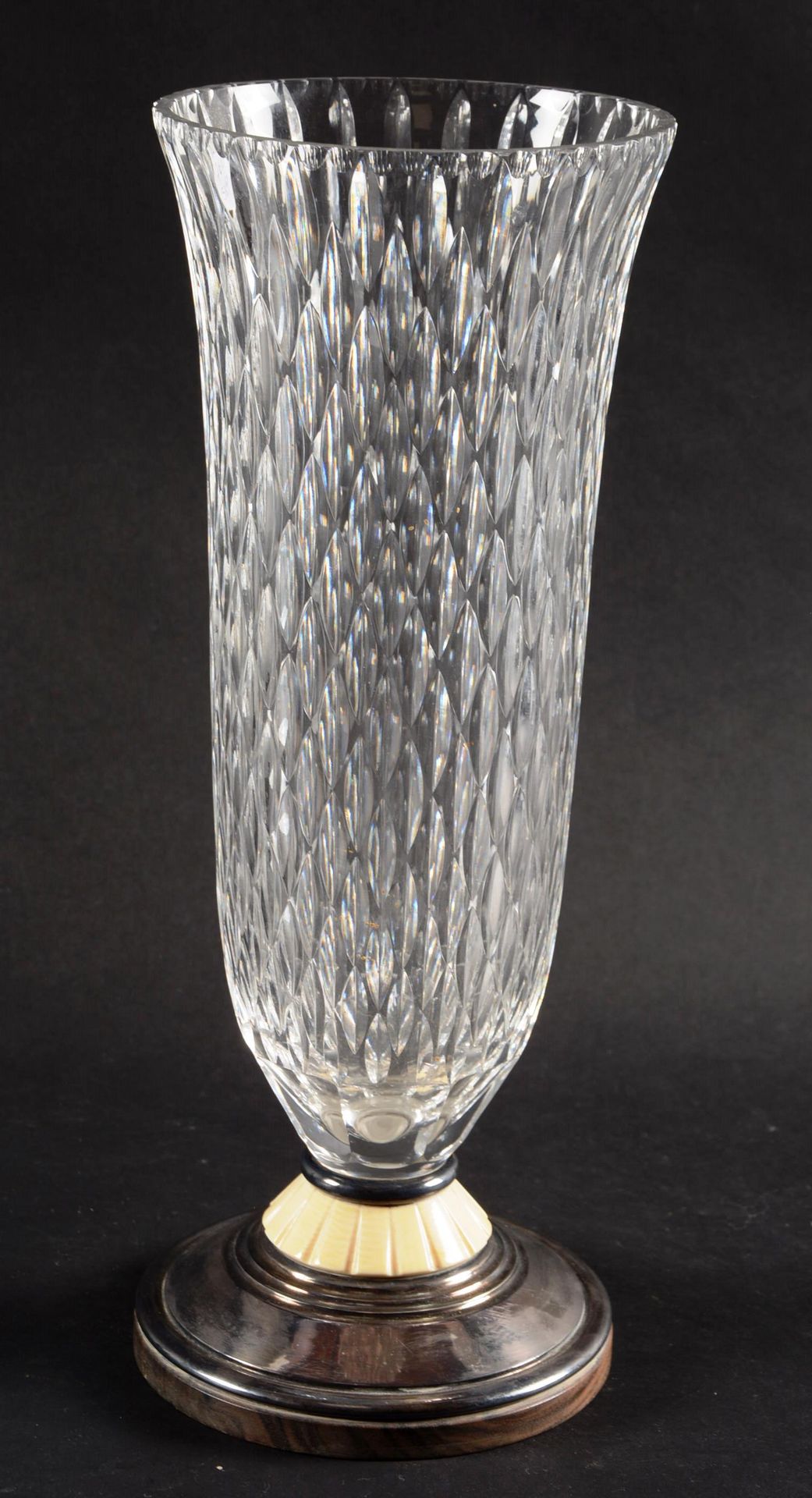 Grand vase en cristal, pied en argent 木质、银质835和象牙材质的大型切割水晶花瓶，圆底，20世纪初作品

总高度：36,&hellip;