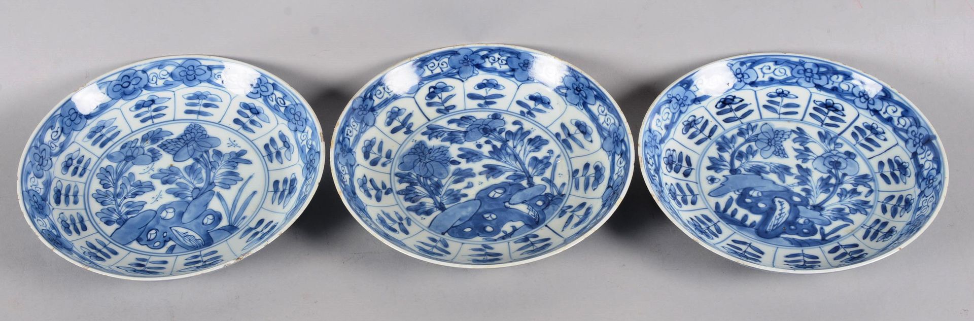 Suite de trois (3) assiettes creuses . Chine 中国。

三只圆形瓷杯，釉下青花和穿石装饰。在背面有一个内阁的叶子标记&hellip;