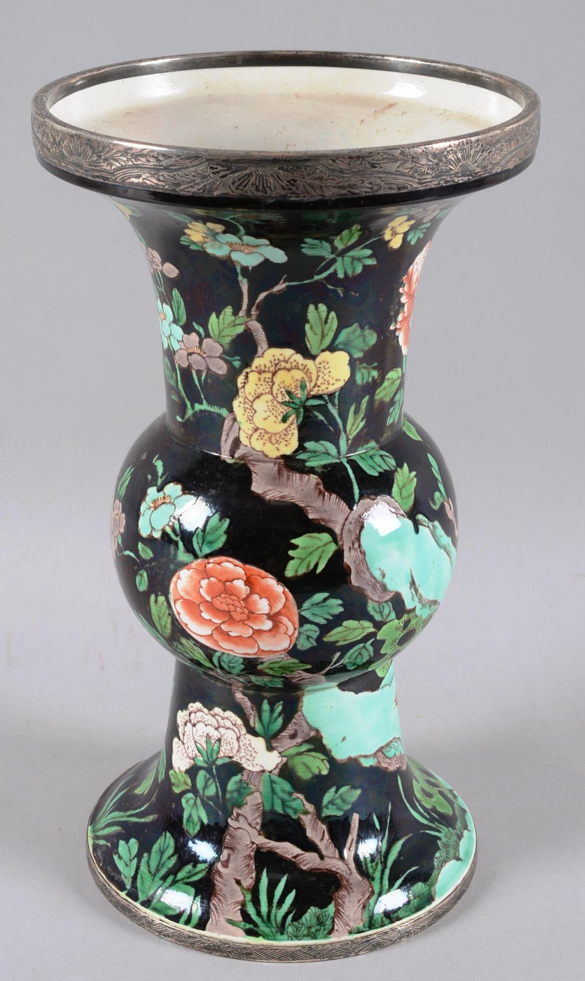 CHINE vase cornet CHINE, vase cornet émaux de la famille verte sur fond noir à d&hellip;