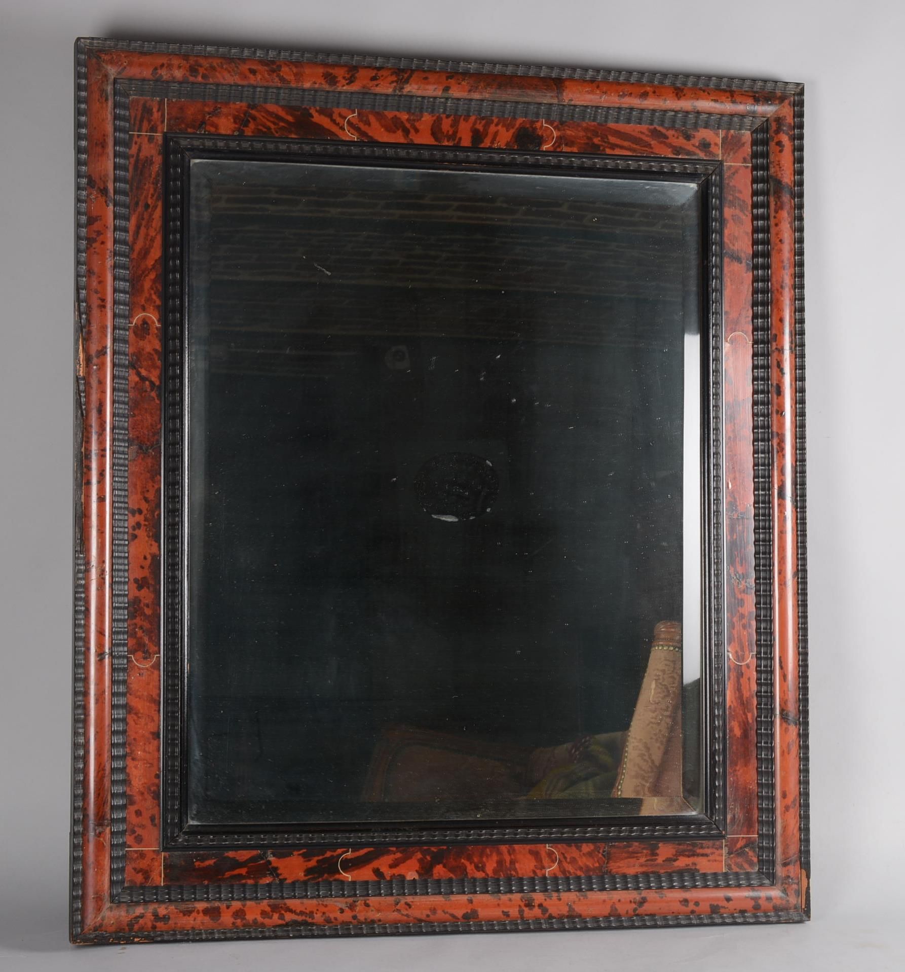 Miroir de style renaissance en écaille 文艺复兴风格的龟甲镜，带有熏黑的木条。

法兰德斯，19世纪。轻微损坏。

尺寸：&hellip;
