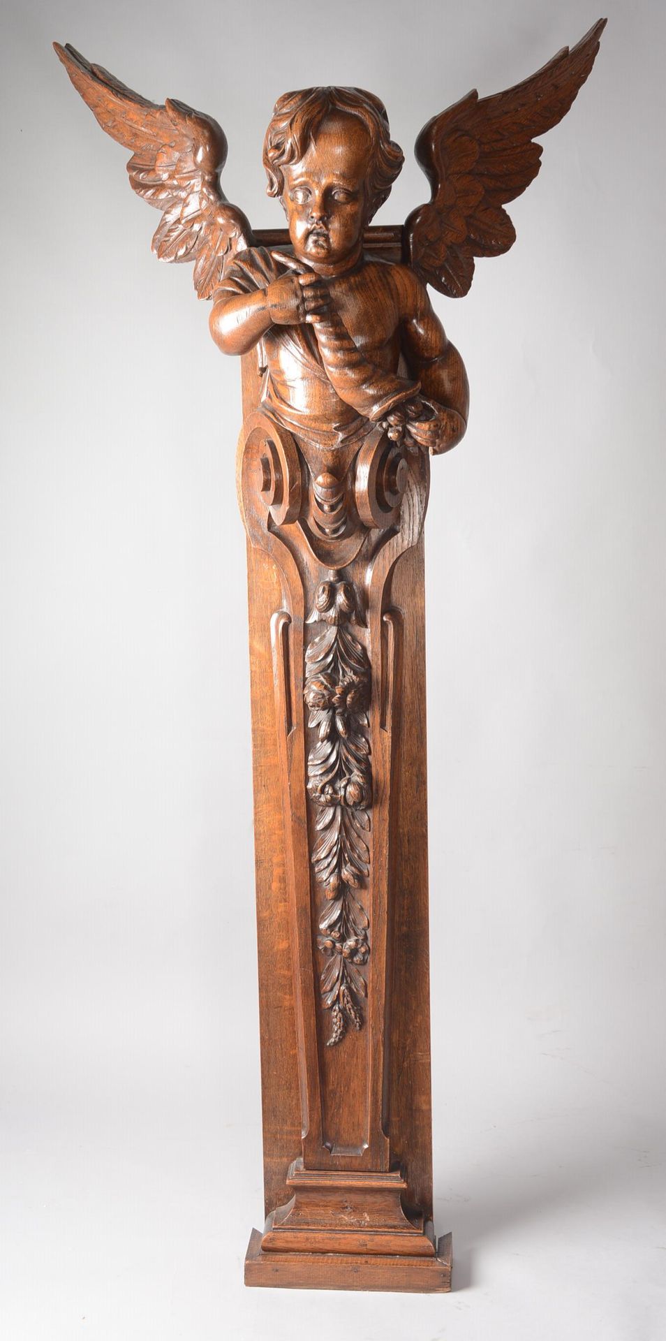 Tête d'ange en bois sculpté. Buste d'ange en bois sculpté, en gaine. Il tient en&hellip;