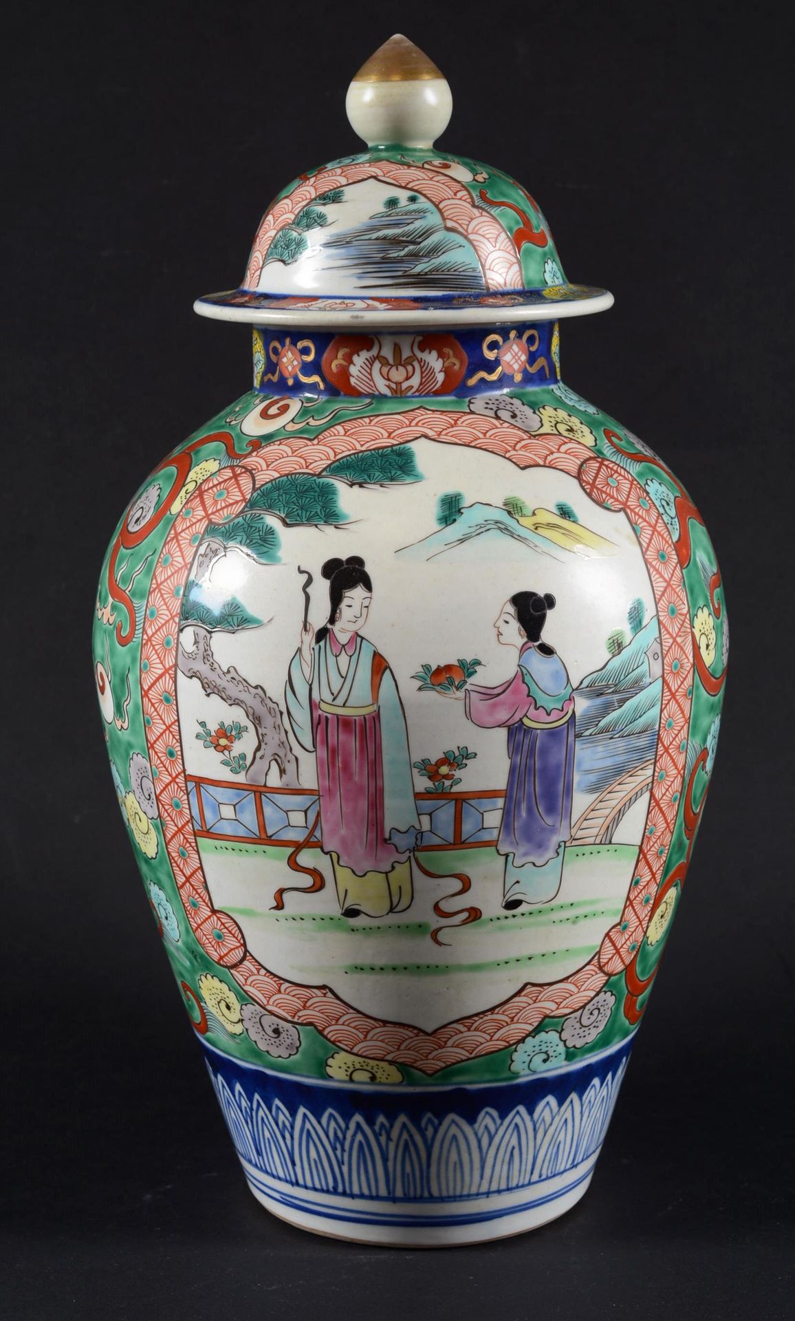 Chine, vase couvert 中国或Samson。

有盖花瓶，装饰着瓷器风景中的人物储备。19世纪末。

高：37厘米