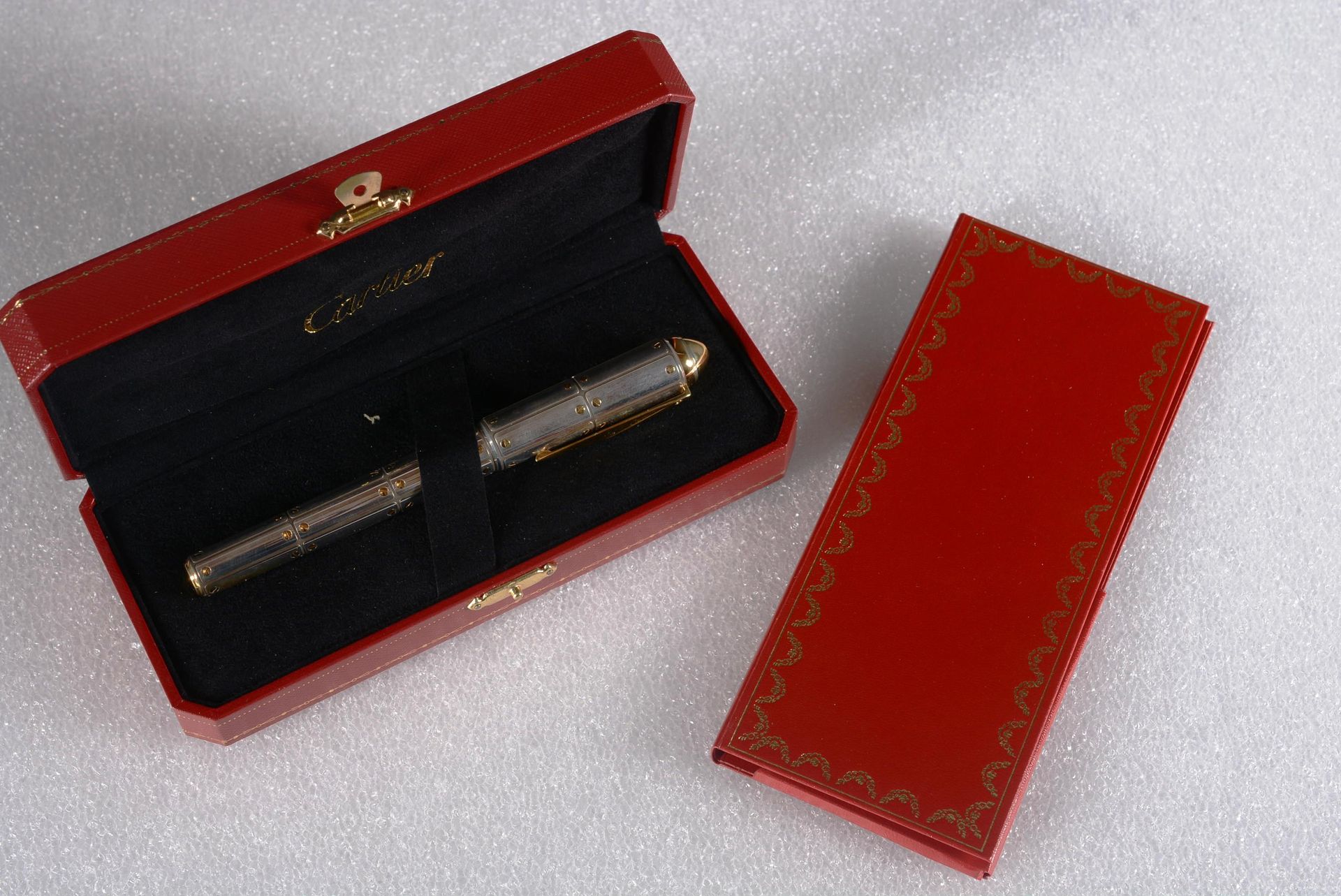 CARTIER. Stylo plume 卡地亚。

电镀金属钢笔，限量生产，编号为0378/1904