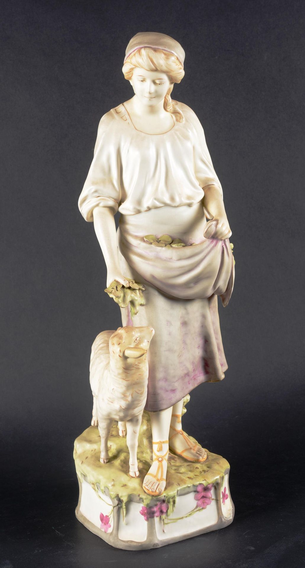 Royal Dux Bohemia. 波西米亚皇家公爵。

牧羊女和她的羊在瓷器和多色滑液中。

约1900年。底座下有签名。N°9126

高度：57厘米