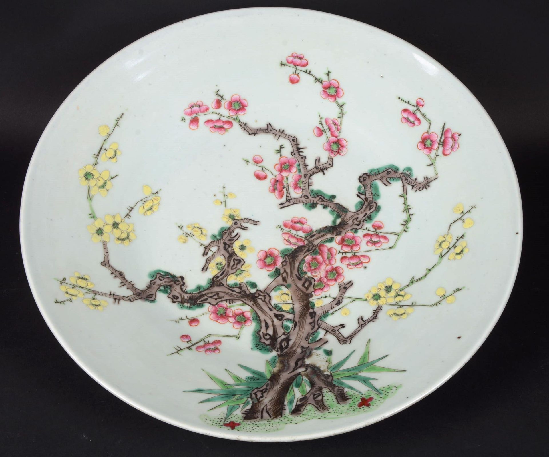 CHINE. CHINA.

Circular porcelain dish decorated in Famille Rose enamels with a &hellip;