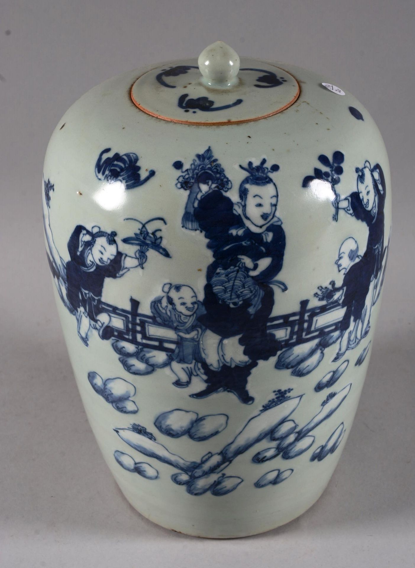 Grand pot à gingembre couvert 中国。

中国瓷器中的大盖姜罐，青花瓷背景上的蓝字。约1920/1930年。

高：31.5厘米