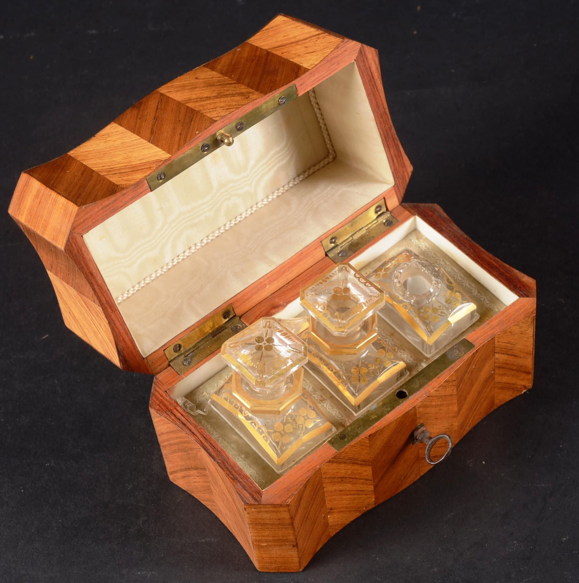 Petit coffret de style Louis XV 路易十五风格的棋盘式镶嵌小盒子，里面有三个彩绘香水瓶（一个坏了）。

19世纪中期的法国作品。
&hellip;