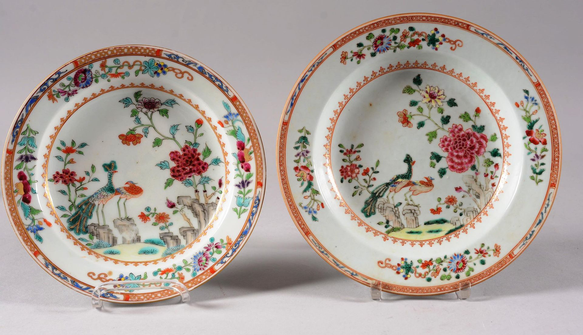 Suite de deux assiettes creuses 中国。

一套两个中国瓷器汤盘，有孔雀装饰。

较大的那根头发。

18世纪。

直径：23厘米