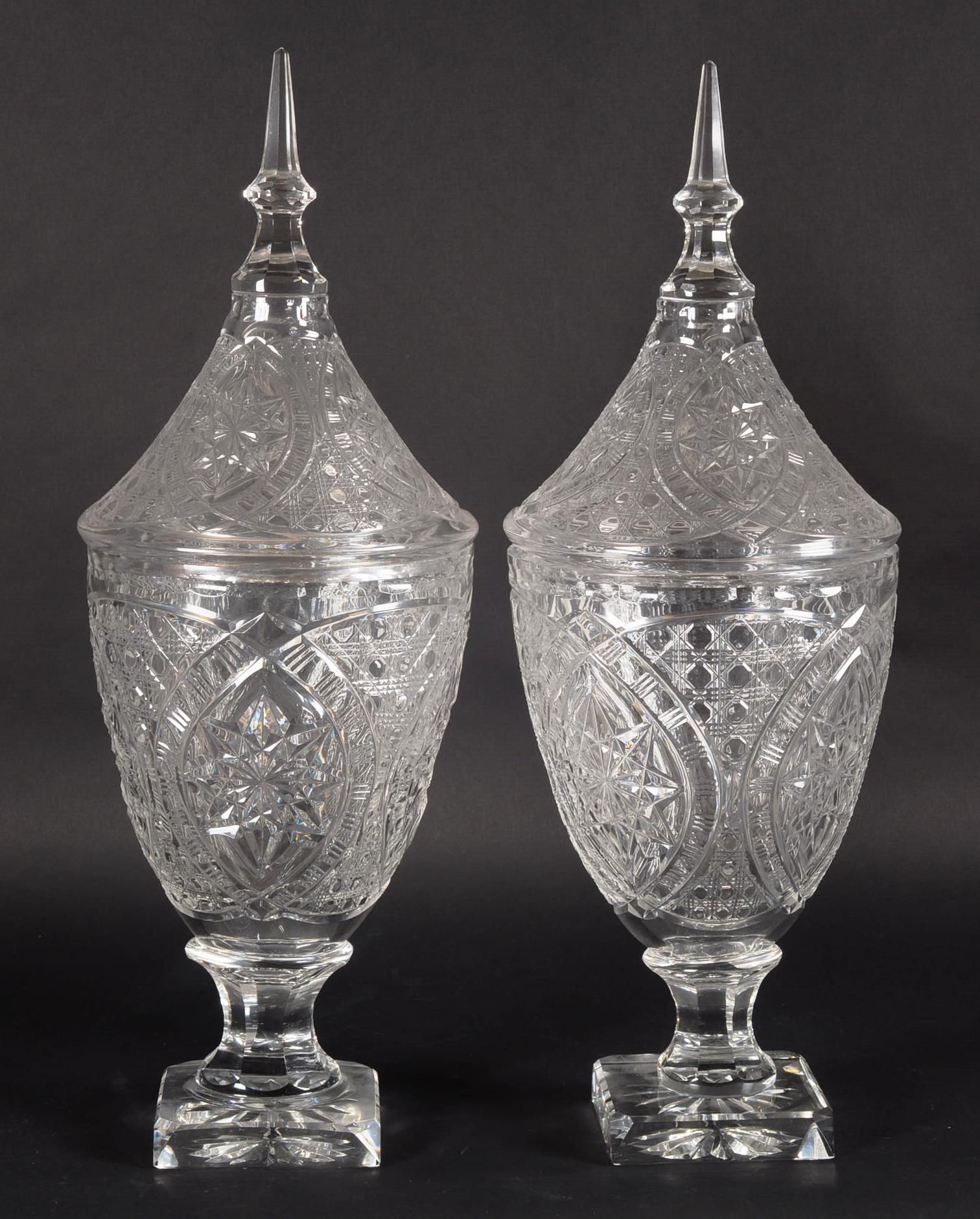 VSL Paire de vases couverts. 圣-兰伯特（Val Saint Lambert）

极好的一对半透明切割水晶覆盖的花瓶，有星星图案。
&hellip;
