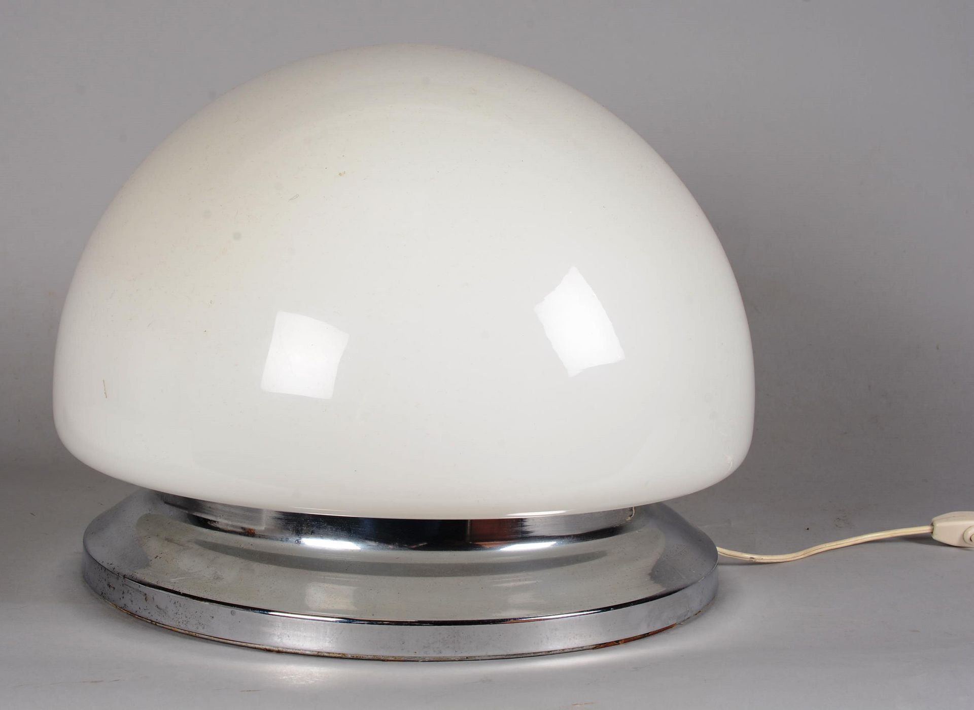 Lampe à poser en globe opalin 乳白色的球状台灯，放在一个圆形的镀铬金属底座上。

高度：31厘米
