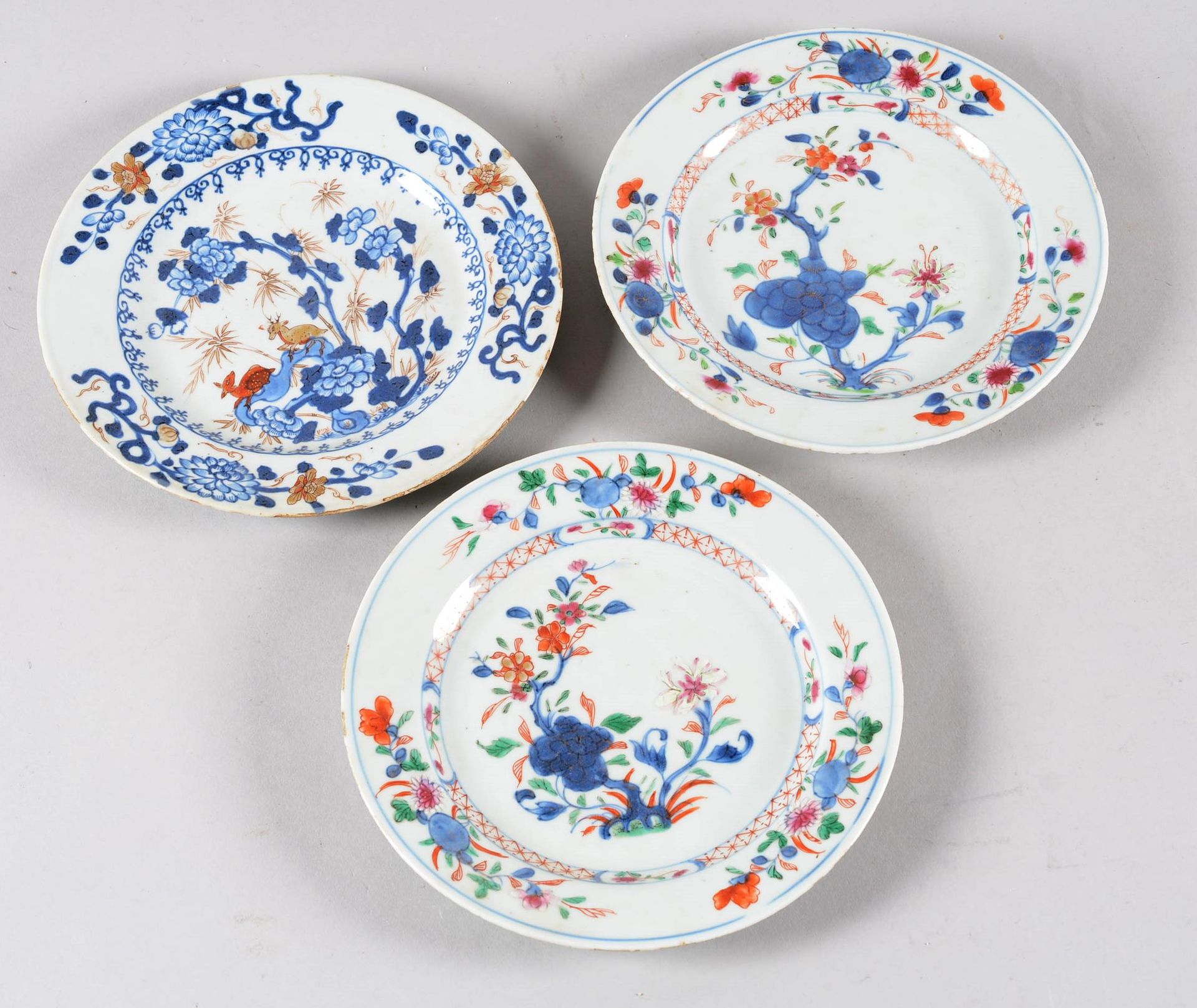 Suite de trois assiettes en porcelaine 中国。

一套三件的中国瓷盘，有伊玛瑞装饰。

小小的缺口和磨损。18世纪

直径&hellip;