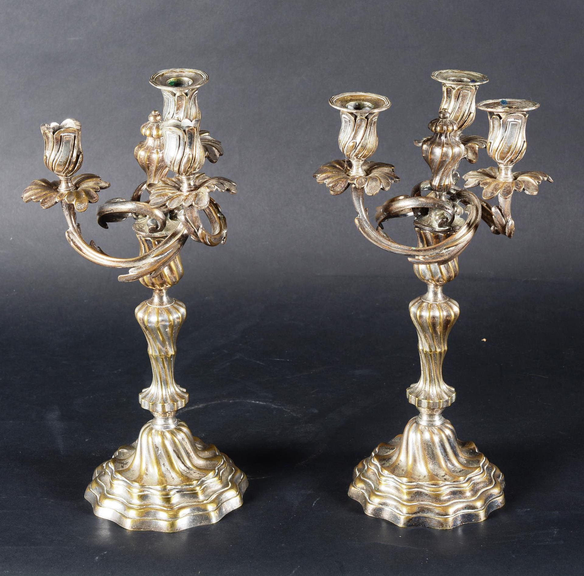 Belle suite de deux candélabres 美丽的两套镀银烛台。

三个光点，扭曲的轴。20世纪初，两个波纹管丢失。两个烛台中的一个需要重新&hellip;