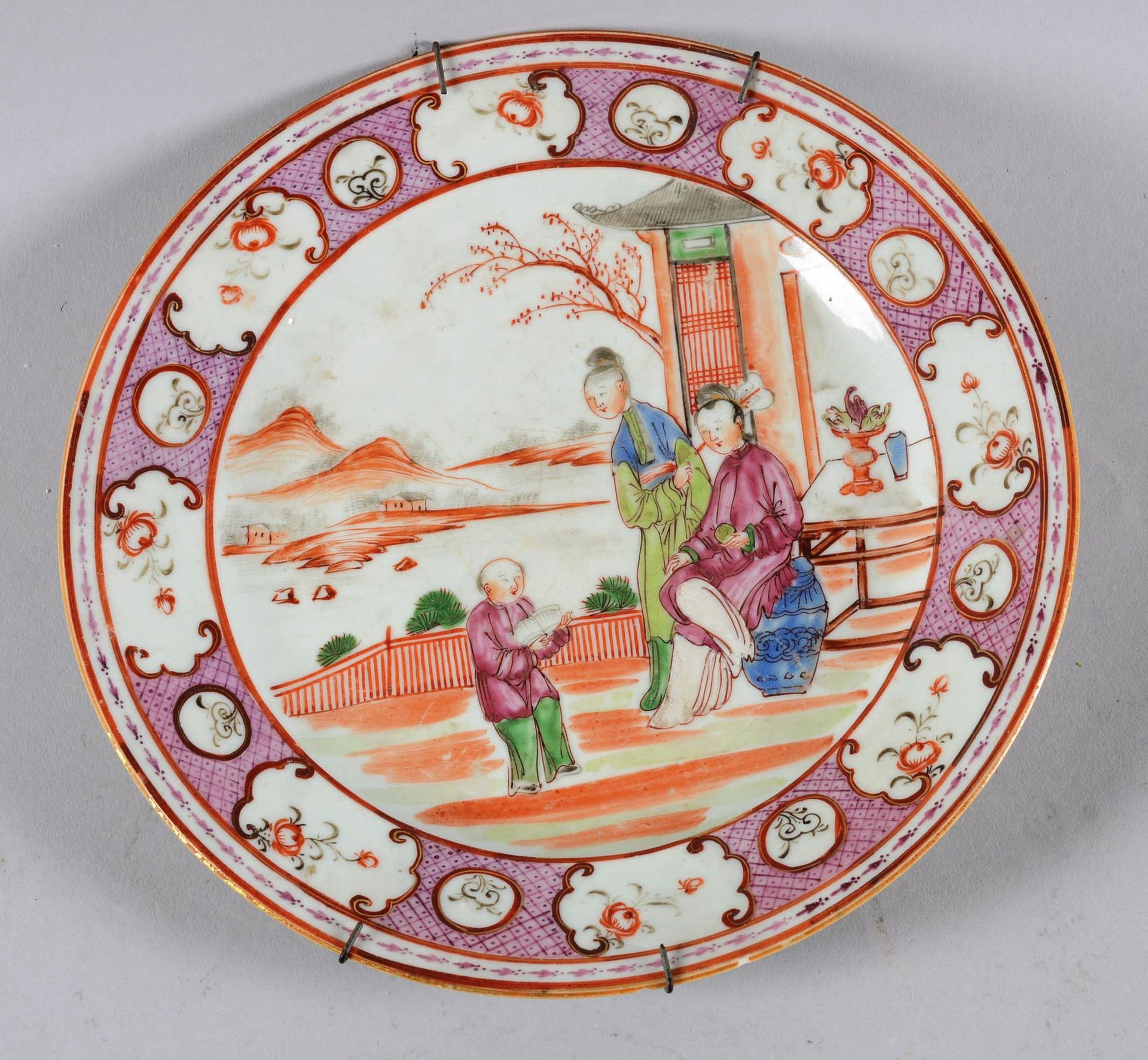 Assiette circulaire en porcelaine de Chine 中国。

一个中国瓷器圆盘，饰以露台上的人物。18世纪下半叶。

直径：2&hellip;