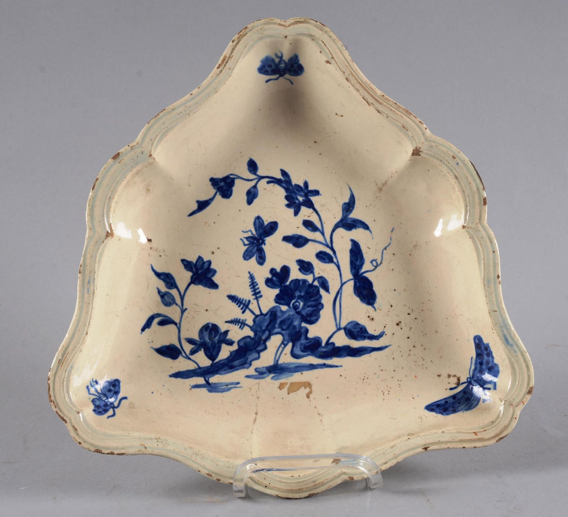 Présentoir en faïence fine 精美的陶器展示架，用蓝色的花和昆虫装饰，具有中国风格。法国北部或比利时。

尺寸：25厘米 x 26厘米