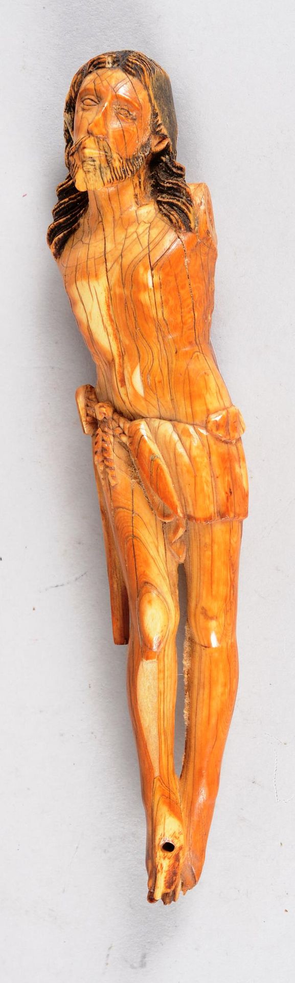 Christ sculpté en ivoire et patine foncée. Carved Christ in ivory and dark patin&hellip;