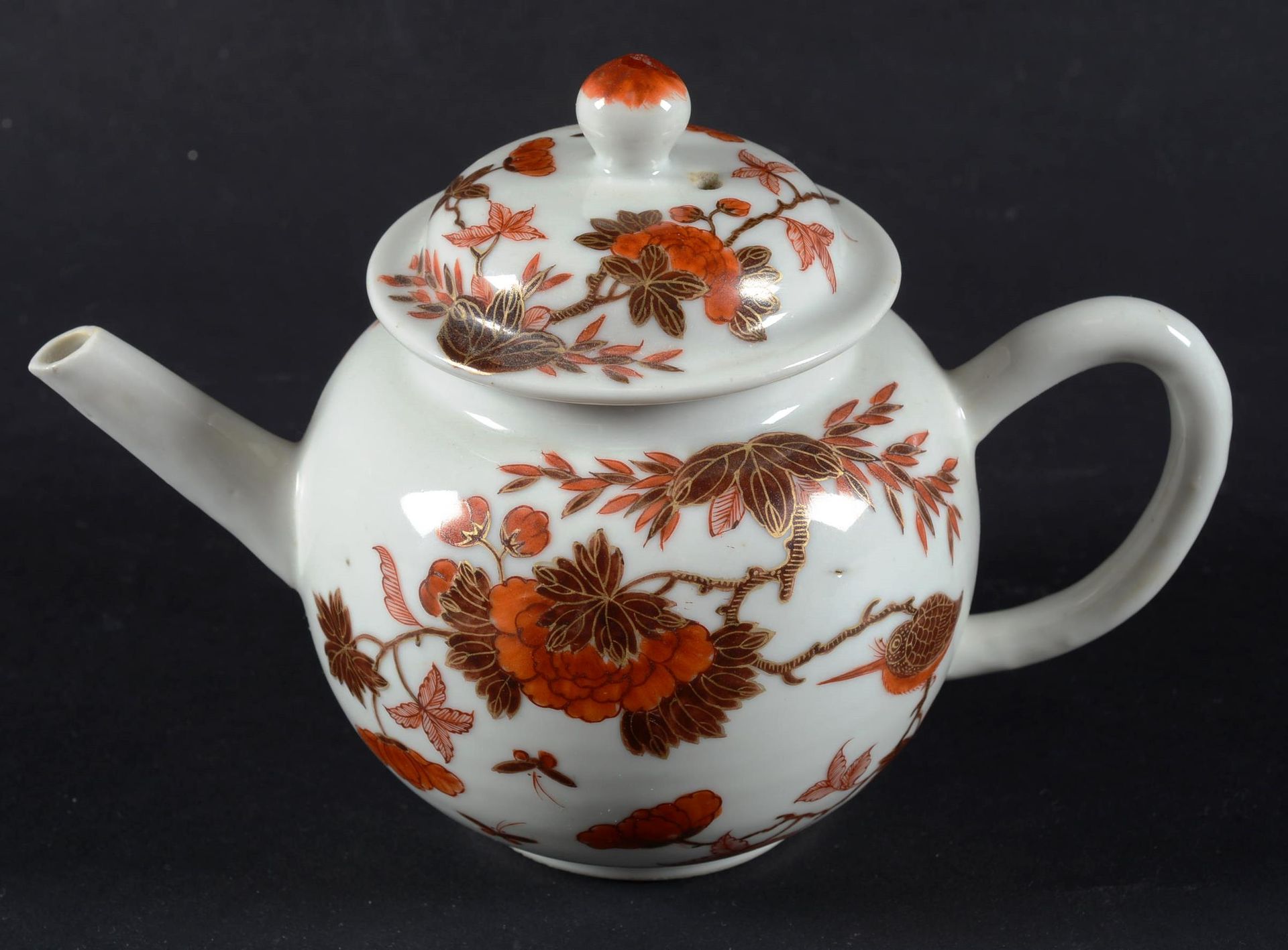 Théière en porcelaine de Chine CHINA.

A Chinese porcelain teapot decorated with&hellip;