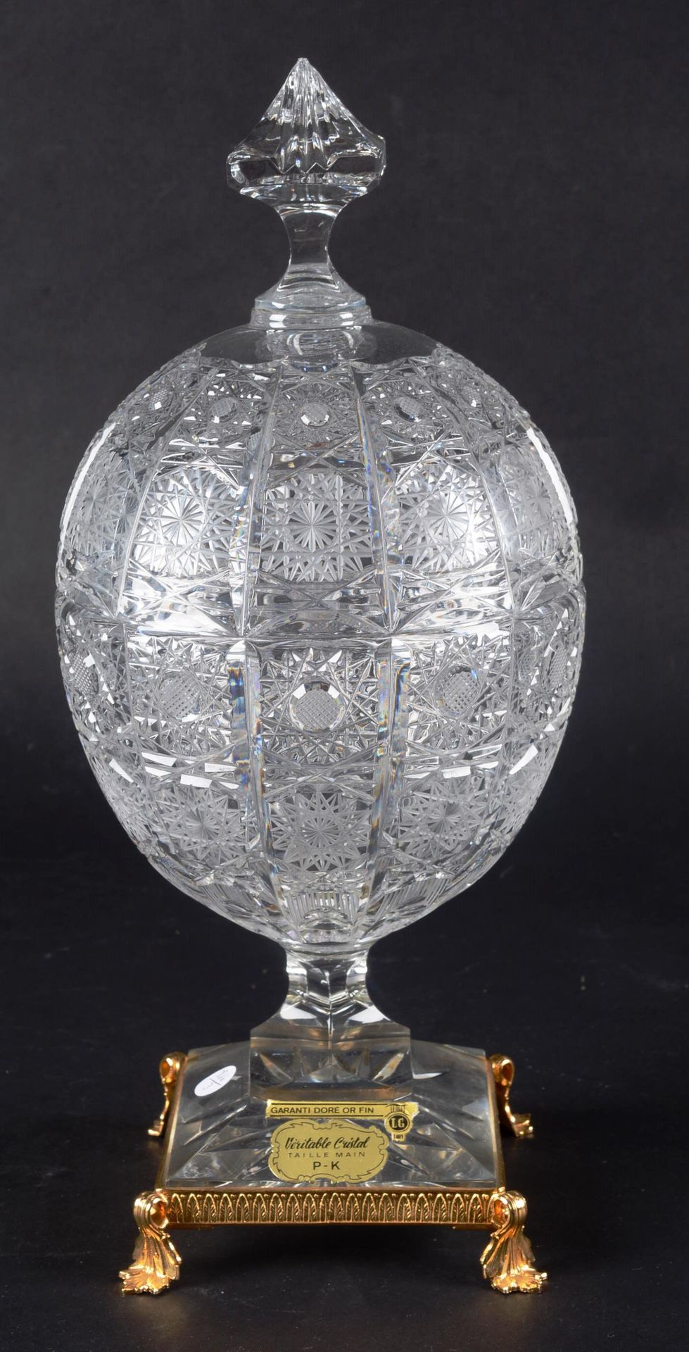 Bonbonnière en cristal taillé Bonbonniere aus geschliffenem Kristallglas, die in&hellip;