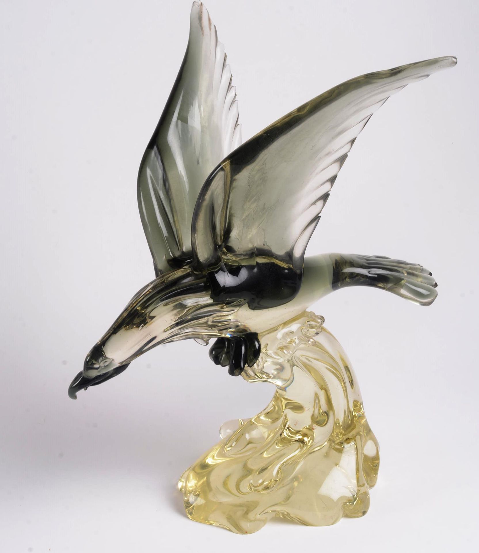 Aigle en cristal, VSL Val Saint Lambert.

张开翅膀的水晶鹰，在一些地方有绿色的衬托。

尺寸：36厘米 x 30厘米