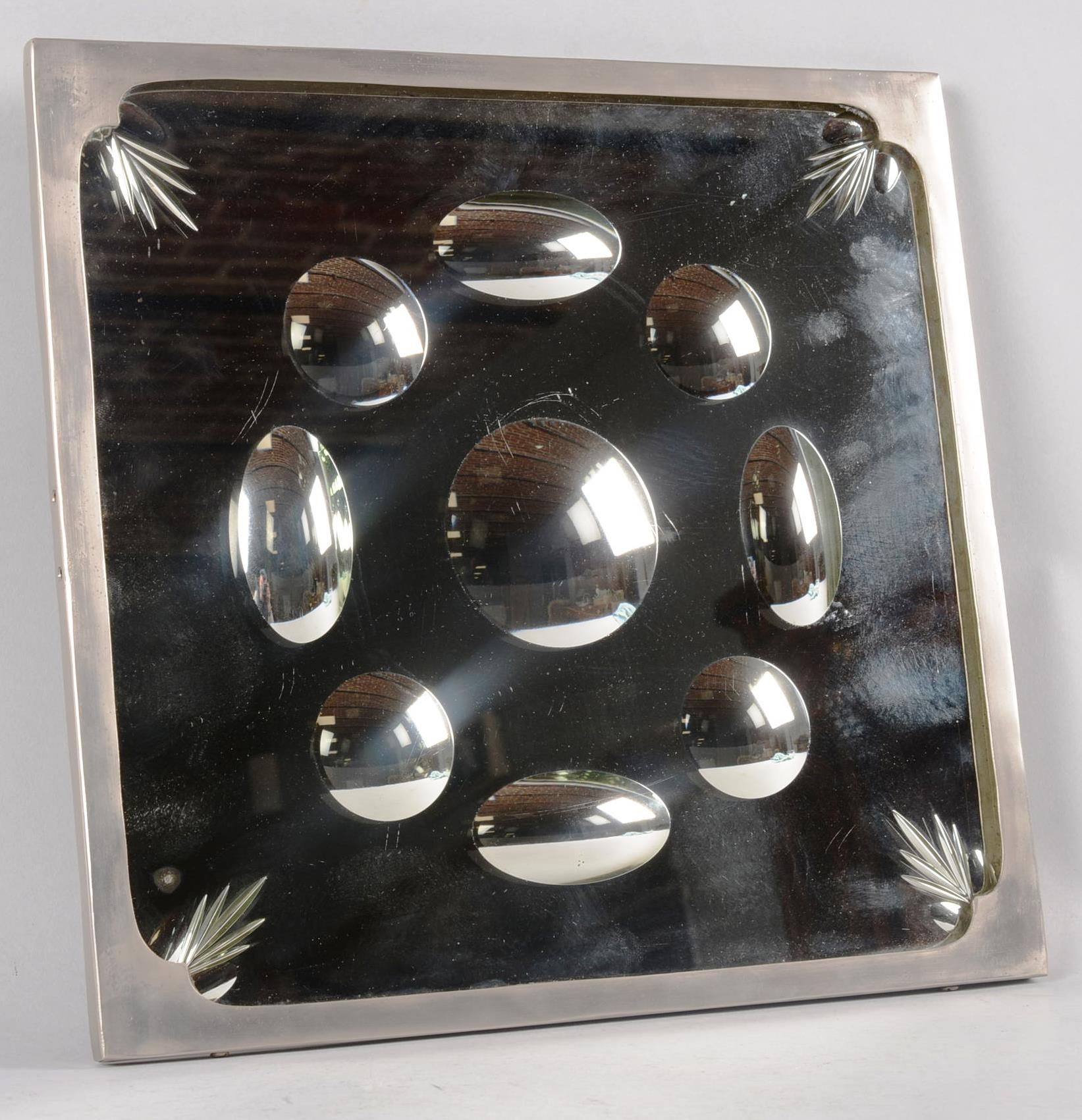 Miroir de sorcière Miroir de sorcière à encadrement en métal argenté.

Travail d&hellip;