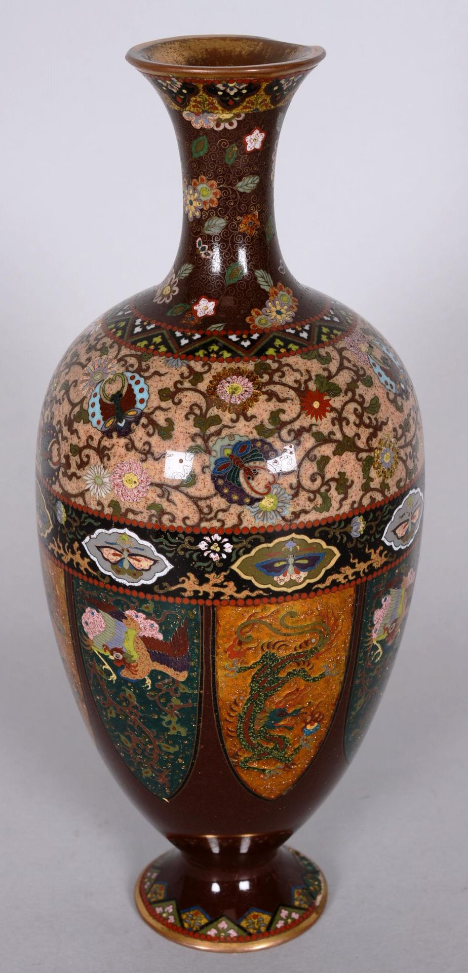 Japon. Vase type amphore 日本。

掐丝珐琅的青铜双耳瓶。日本，明治，19世纪。

高：24厘米