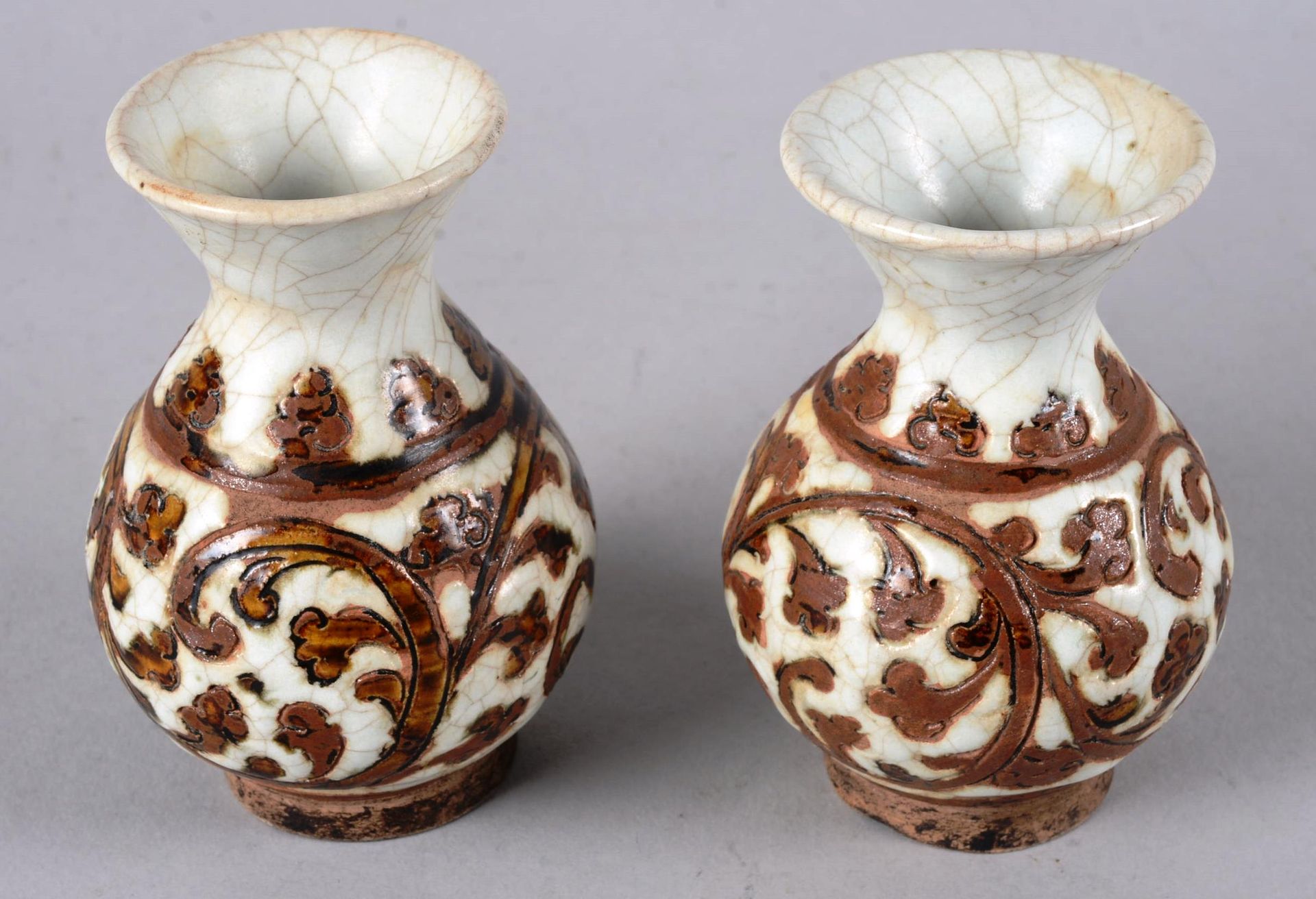 Paire de petits vases en grès 中国。

一对青花瓷小花瓶，青花瓷裂纹釉上的花卉装饰。

高：10厘米