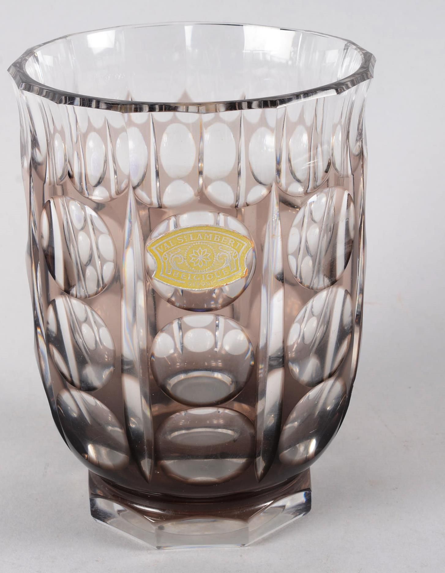 Vase en cristal taillé 圣-兰伯特（Val Saint Lambert）

切割有圆形图案的水晶花瓶，内衬 "Lie de vin"。装饰&hellip;