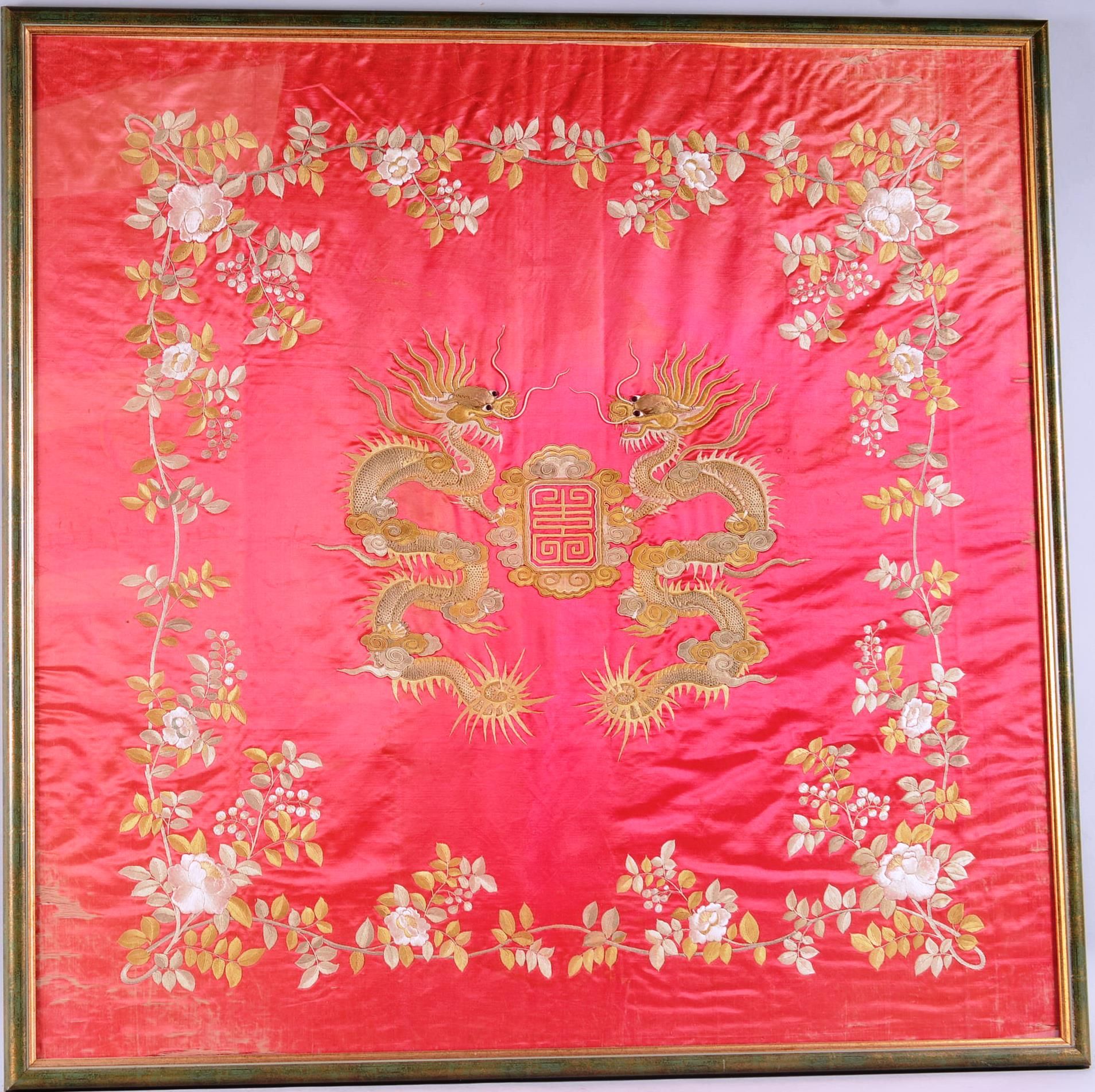Soierie à motif brodé de deux dragons 中国。

丝绸，上面绣有两条龙围绕着一个中国符号的图案，还有一个花饰的图案。整体以红&hellip;