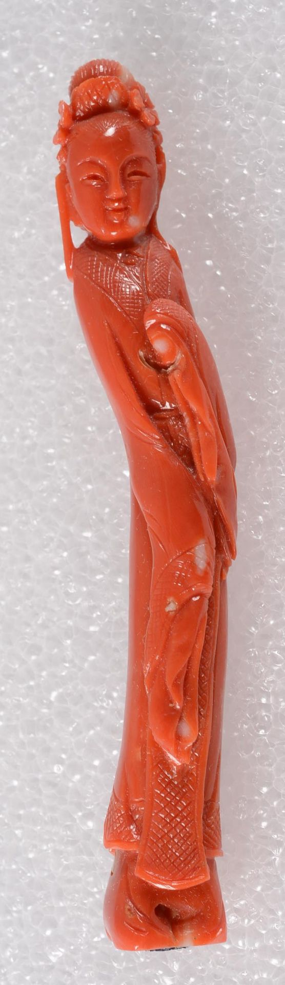 Personnage féminin en corail CINA.

Figura femminile in corallo rosso intagliato&hellip;