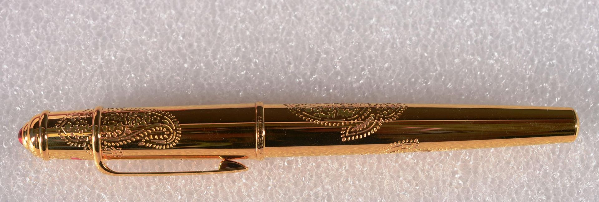 CARTIER, Stylo plume 卡地亚

Louis Cartier的限量版钢笔。夹子上的C的签名。编号394 990。
