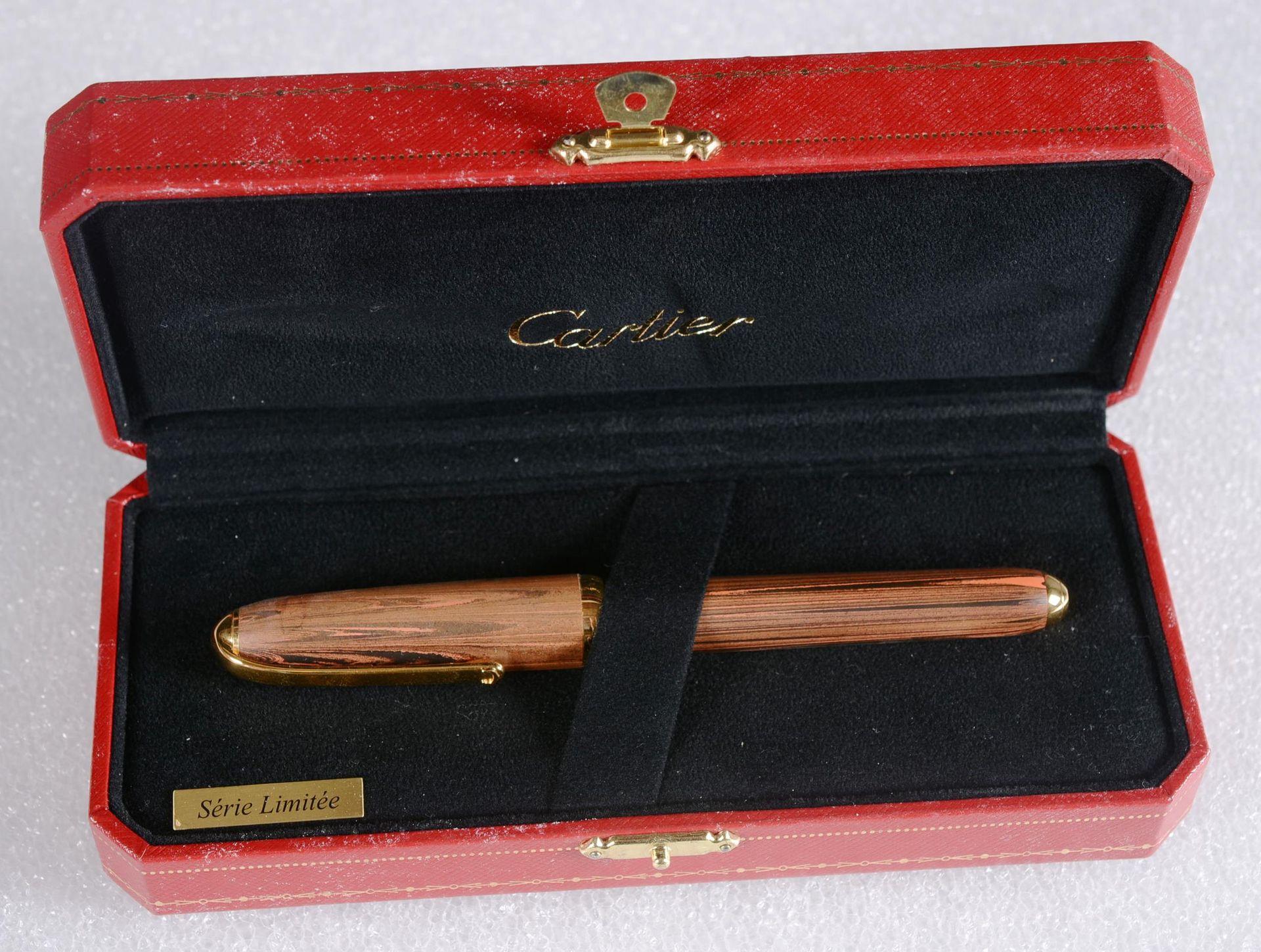 CARTIER, Stylo plume 卡地亚

来自Louis Cartier系列的钢笔，采用乌木材质，限量制作，编号为0349/1847。