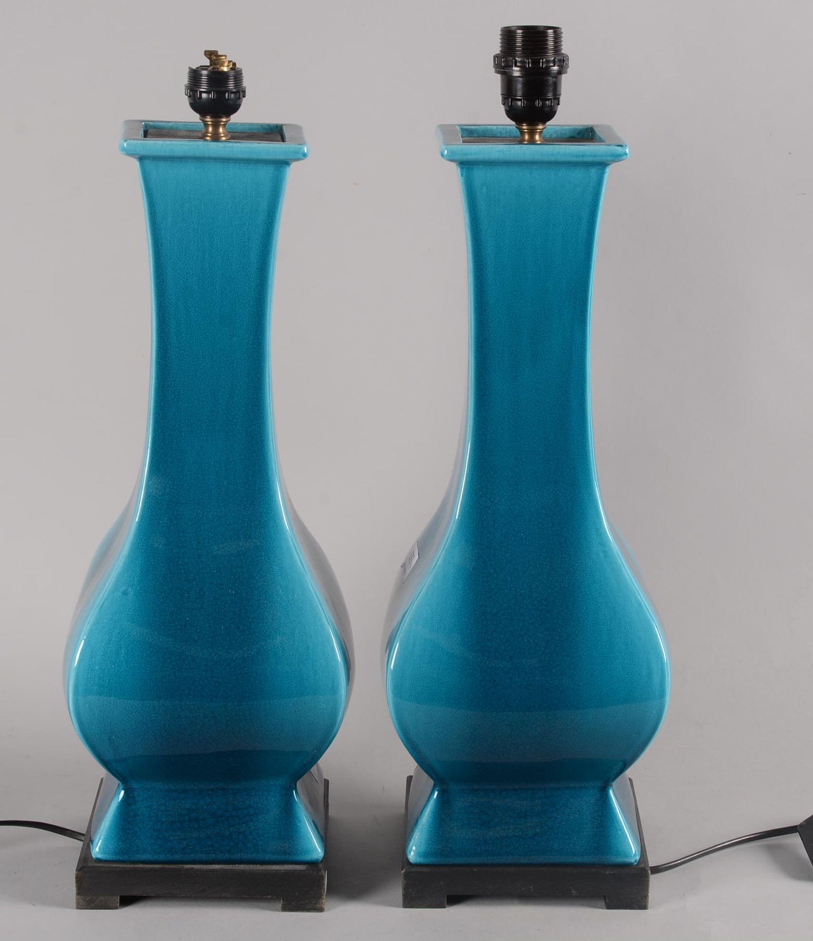 Paire de lampes en porcelaine Ein Paar Porzellanlampen mit blau/grünem Hintergru&hellip;