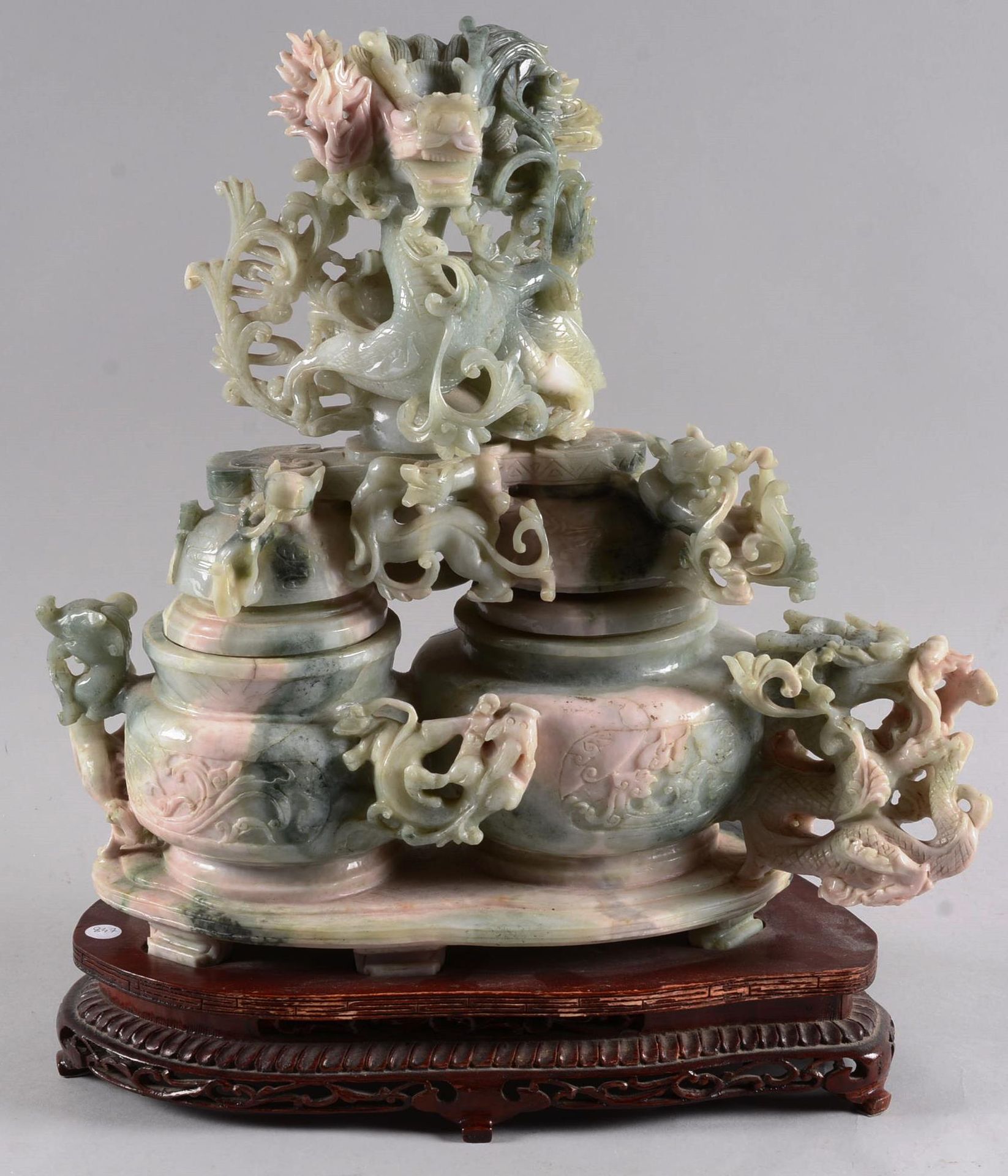 Belle et importante sculpture en jade 中国。

美丽而重要的玉石雕塑。两只单盖碗，呈龙形。底座为黑化木。

玉石的尺寸：4&hellip;