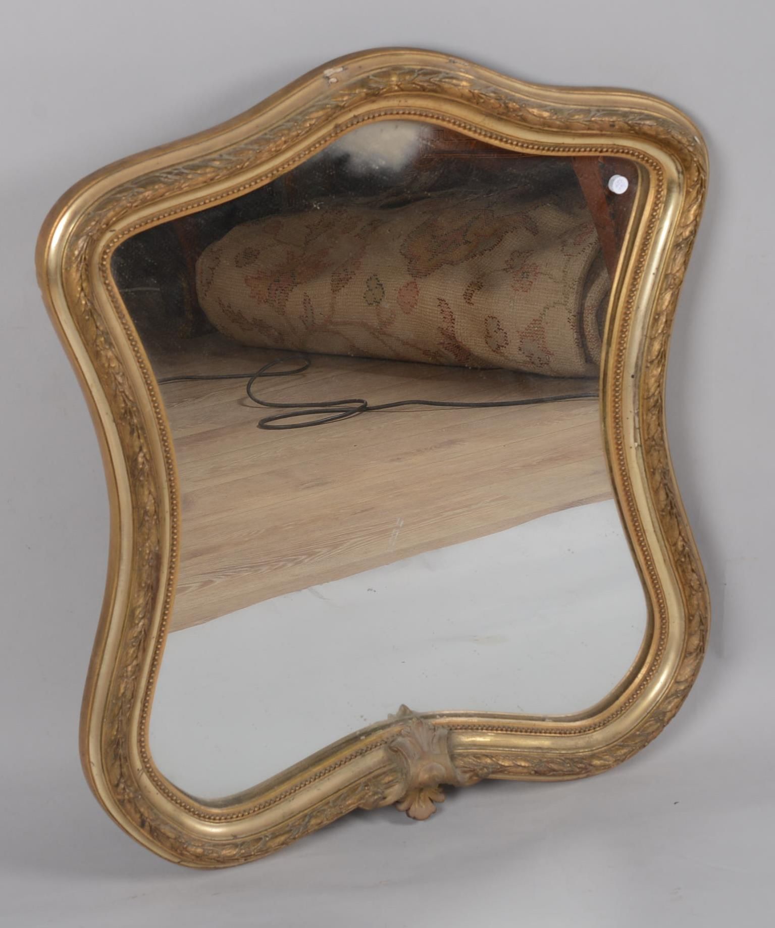 Miroir de forme violonnée 木质和镀金灰泥的镜子。

尺寸：72厘米 x 61厘米