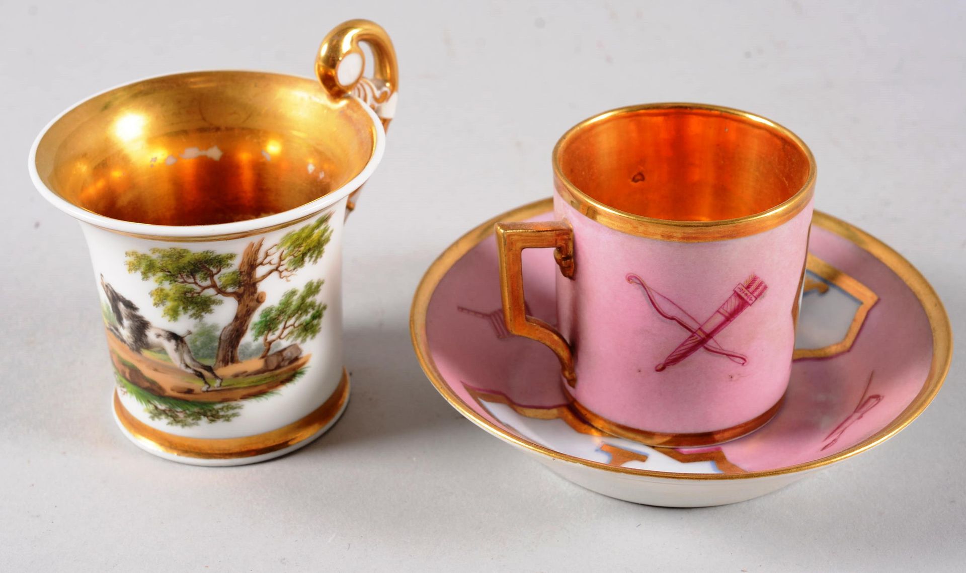 Tasse litron et sa soucoupe + 1 tasse 一个巴黎瓷杯和碟子，在白底上装饰着镀金的杯子，在老玫瑰的背景上装饰着颤音和乐器。镀金&hellip;