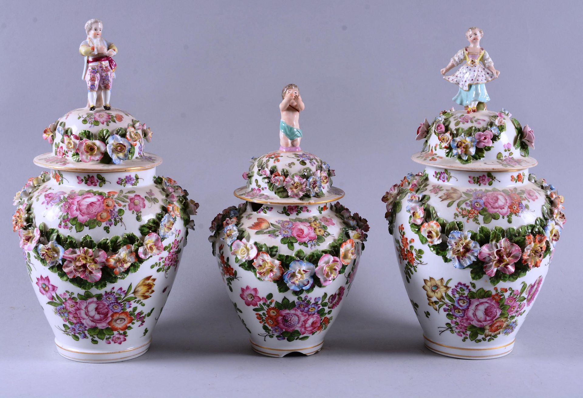 Allemagne dans le style de Meissen. 德国的迈森风格。

一套三件套的瓷器花瓶，以浮雕的方式装饰着花环，上面有一个人物。19世&hellip;