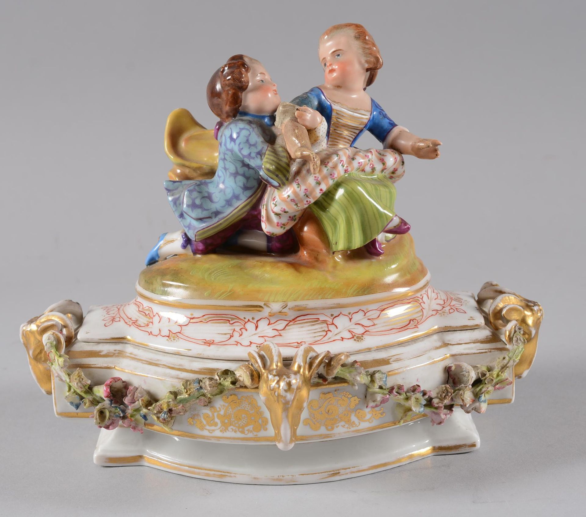 Bonbonnière en porcelaine de Paris. Scatola di caramelle in porcellana di Parigi&hellip;