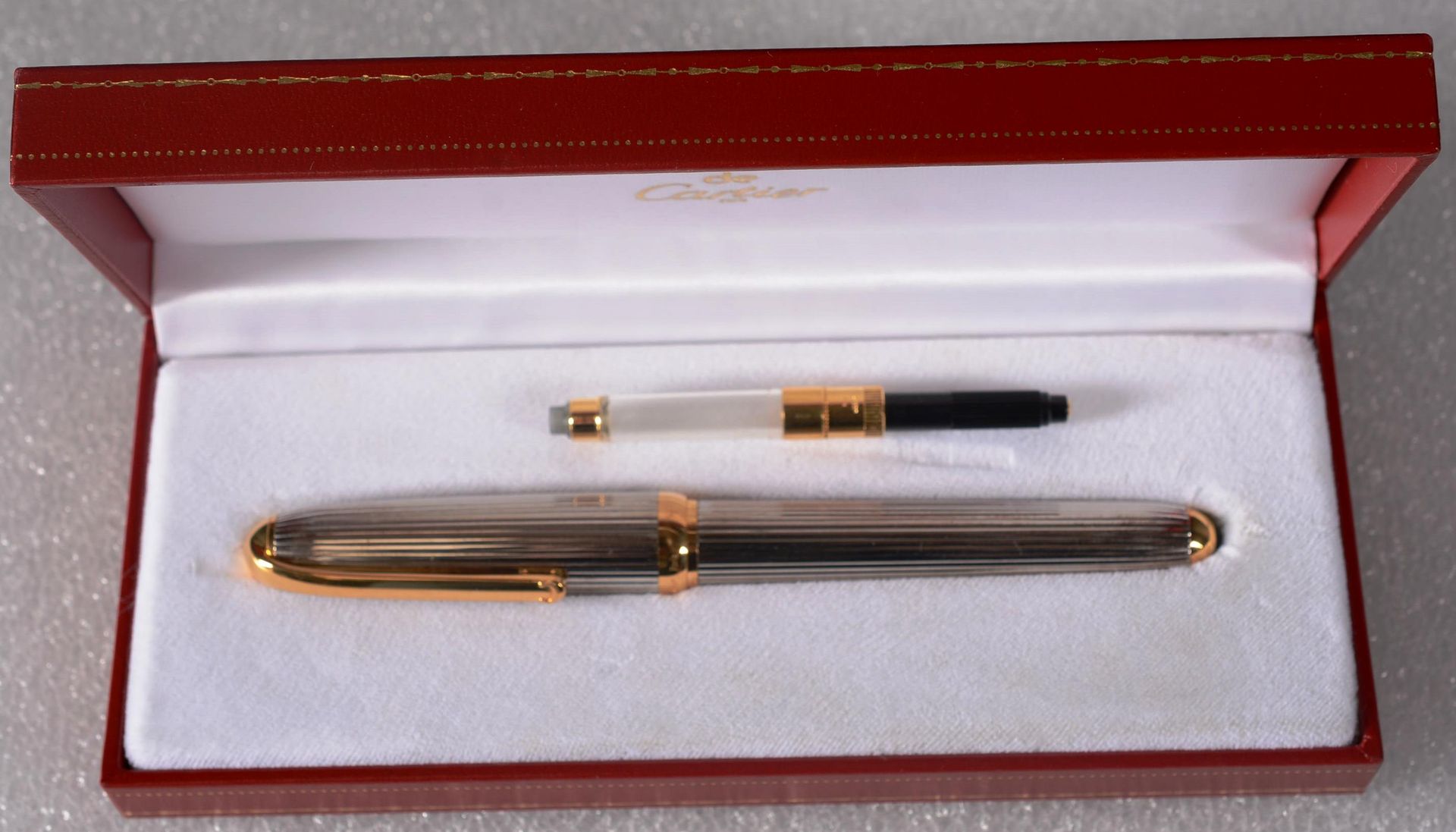 CARTIER, Stylo plume 卡地亚。

路易-卡地亚钢笔，带有精细的铂金处理的小齿轮和镀金环。法国制造。巴黎卡地亚。C上的夹子。023941。