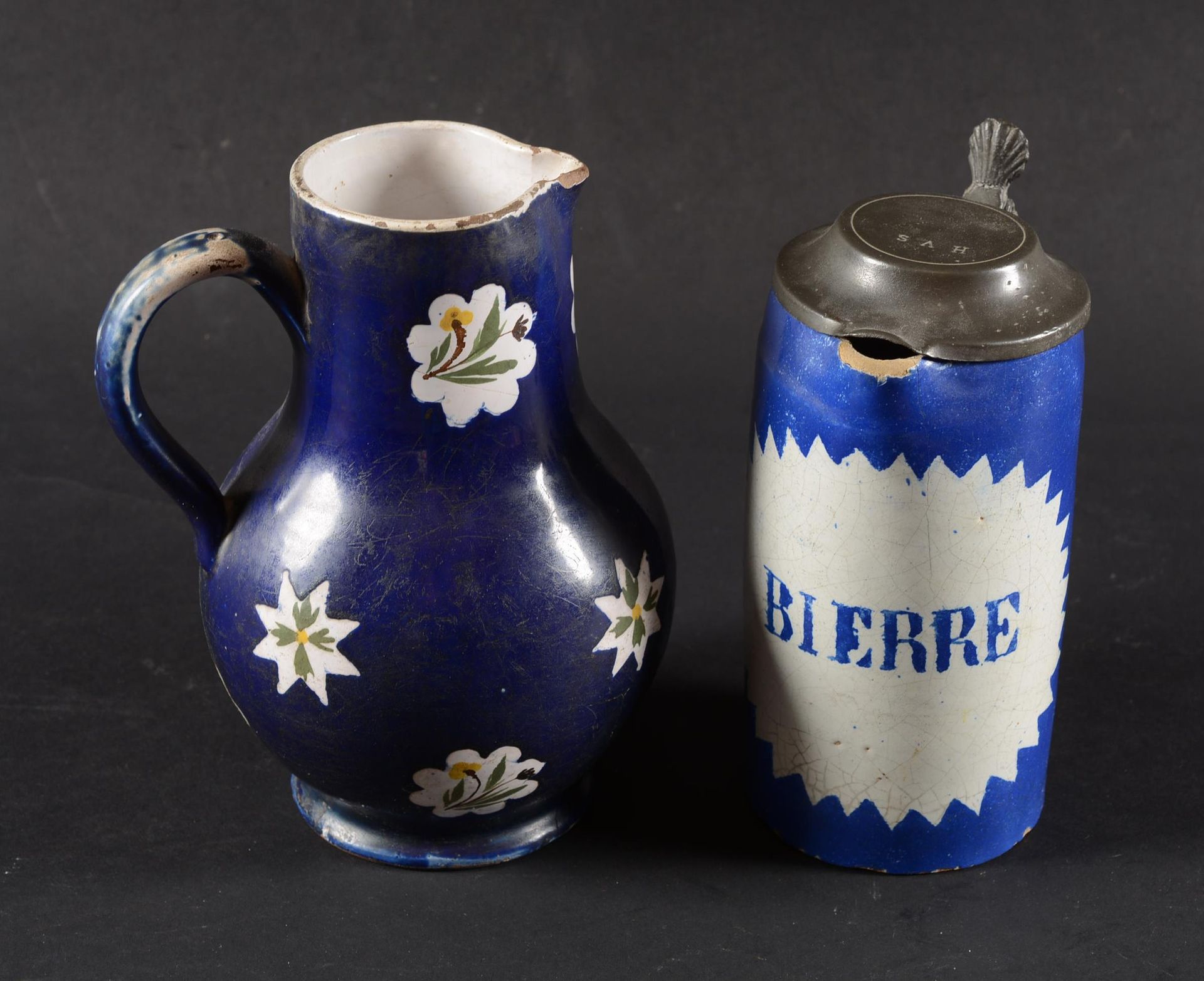 Pichet en faïence et cruche à eau 布鲁塞尔陶器壶，标有Bierre，18世纪末/19世纪初。锡制盖子。

高：20厘米

布鲁&hellip;