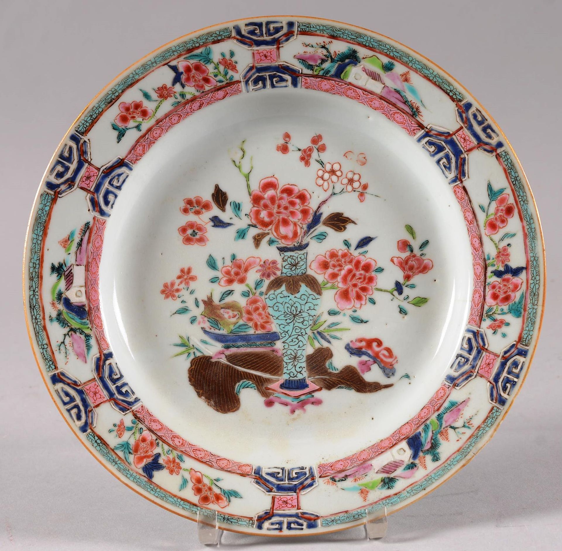 Assiette circulaire en porcelaine de Chine 中国。

一个中国瓷器圆盘，带有法米勒珐琅彩。

18世纪。头发。

直径&hellip;