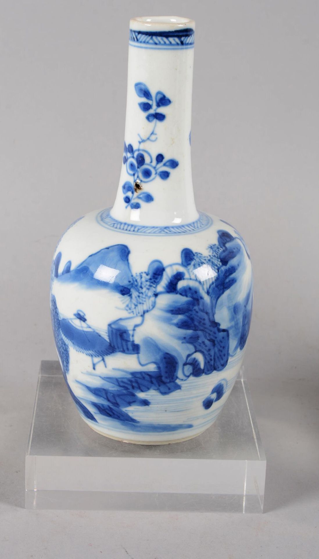 Petit vase en porcelaine. Chine CHINE.

Petit vase en porcelaine à long col étro&hellip;