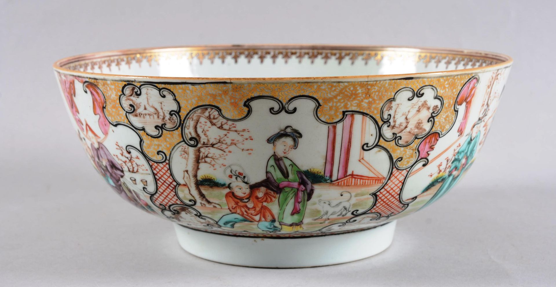 Bol à punch en porcelaine 中国。

一个中国瓷器的圆形冲天碗，有 "文华 "装饰。18世纪。头发。

直径：28厘米