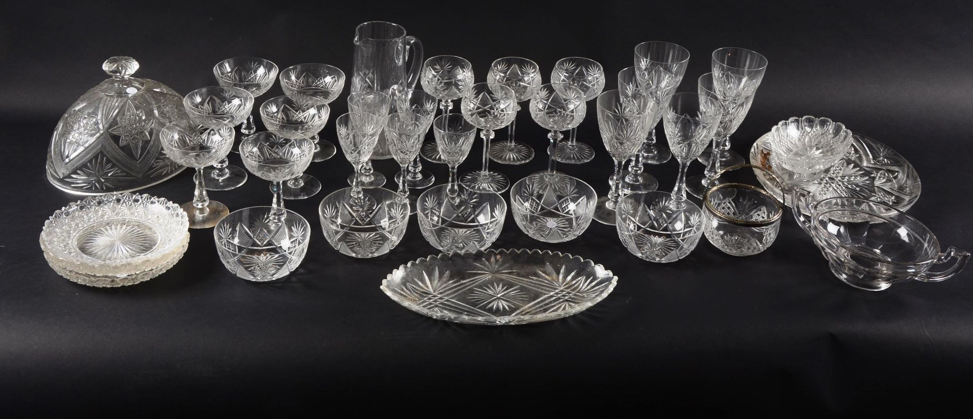 Lot de verrerie Val St Lambert Cristallerie du Val-Saint Lambert和杂项，大量的玻璃器皿：22个玻&hellip;
