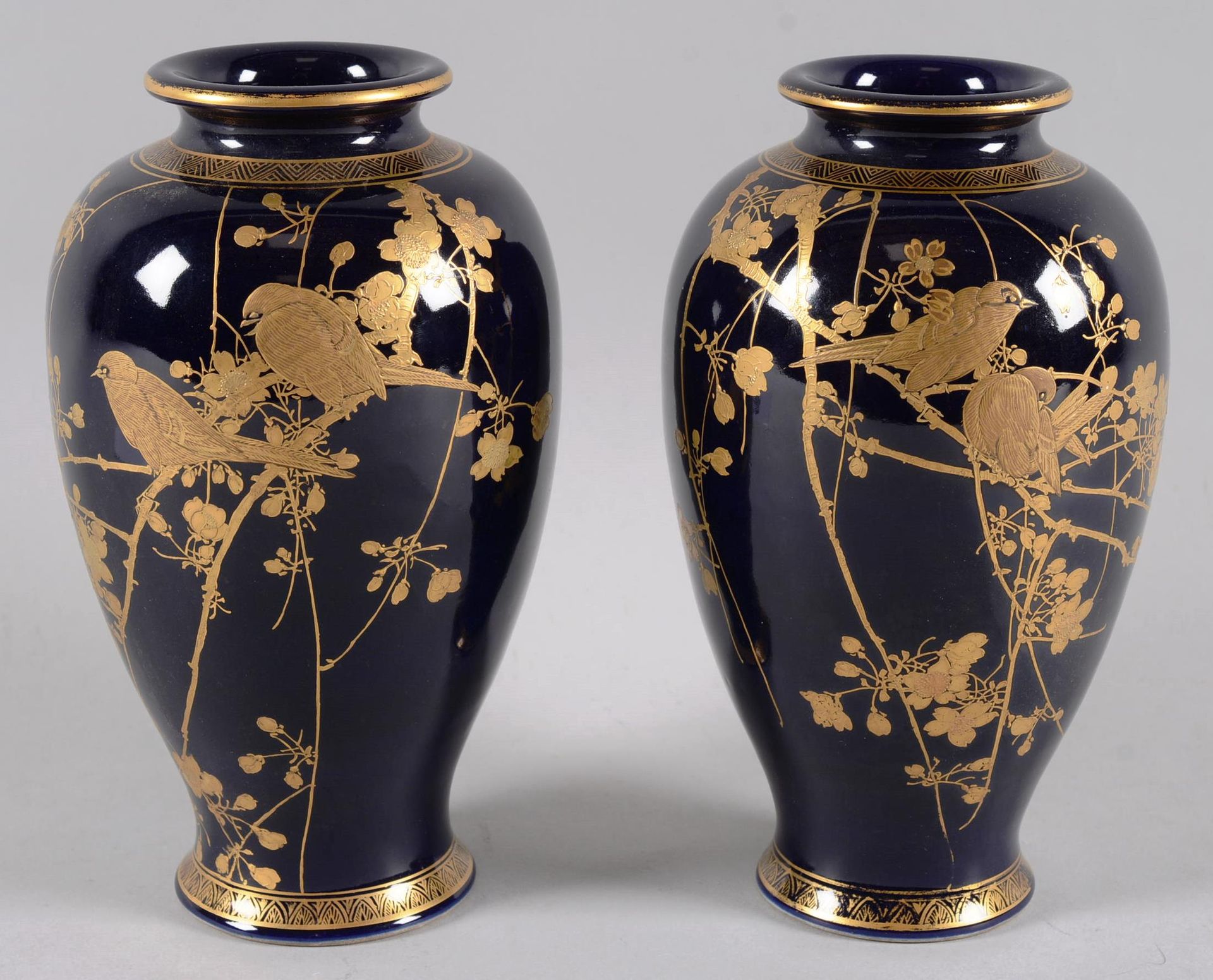 JAPON Paire de vases JAPON, période MEIJI (1868-1912) paire de vases sur fond bl&hellip;