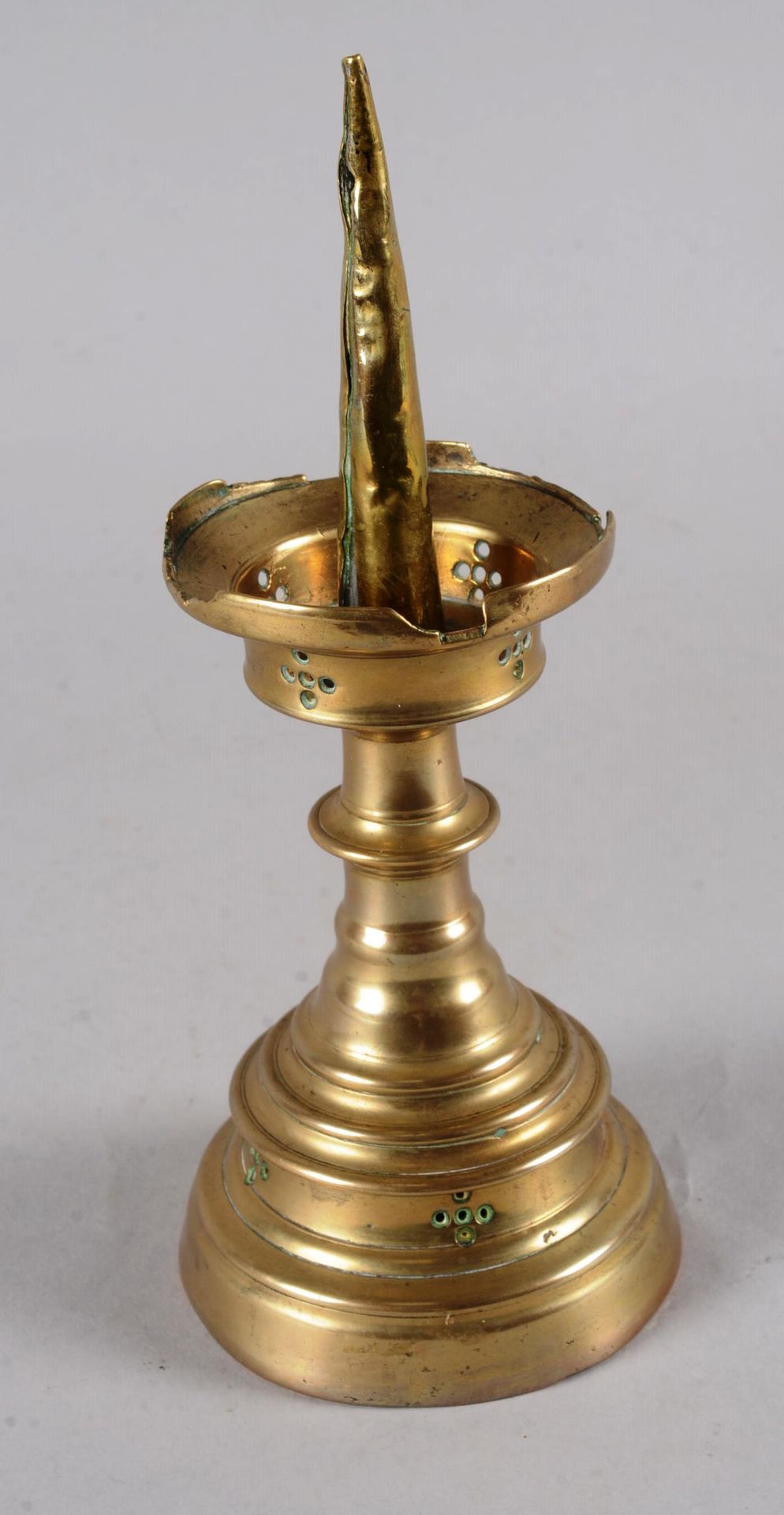Pique cierge gothique 镀金铜的哥特式蜡烛棒。底座和圆形轴上装饰有圆形穿孔的十字架。

高：23厘米